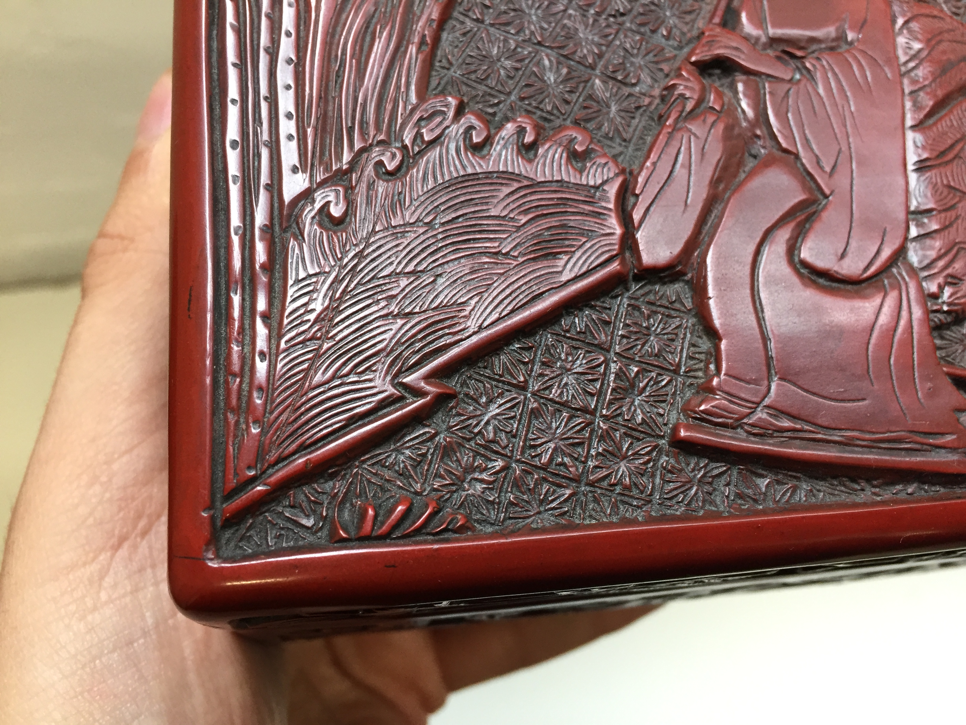A CHINESE CINNABAR LACQUER 'MUSICIAN' BOX AND COVER 晚明 剔紅圖高士行樂圖紋蓋盒 - Image 7 of 20