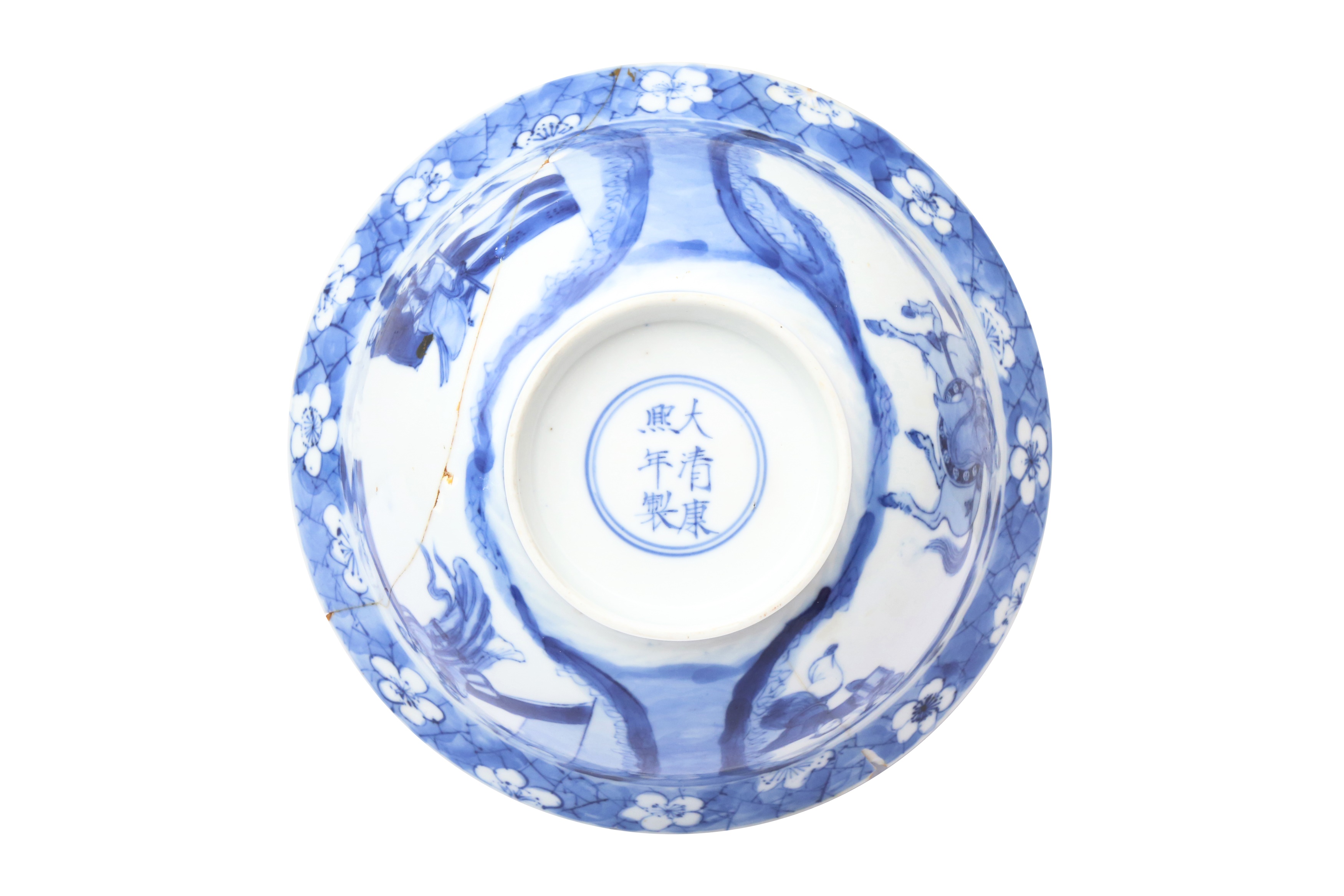 A CHINESE BLUE AND WHITE 'FIGURAL' BOWL 清康熙 青花人物故事圖紋盌 《大清康熙年製》款 - Image 2 of 14