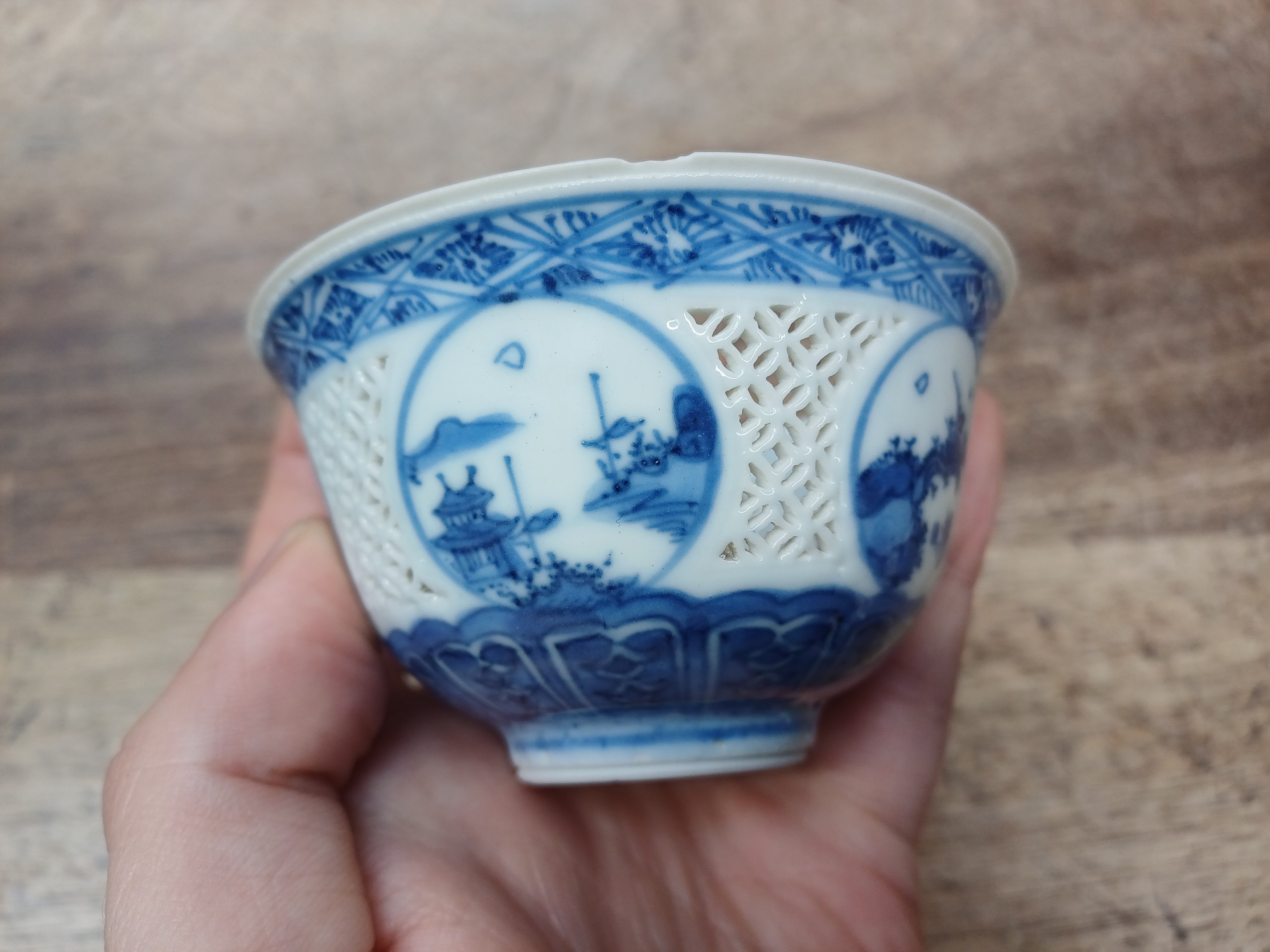 A CHINESE RETICULATED BLUE AND WHITE 'LINGLONG' TEA BOWL AND THREE EXPORT CERAMICS 清 崇禎至十八世紀 青花玲瓏盌及外 - Image 7 of 21