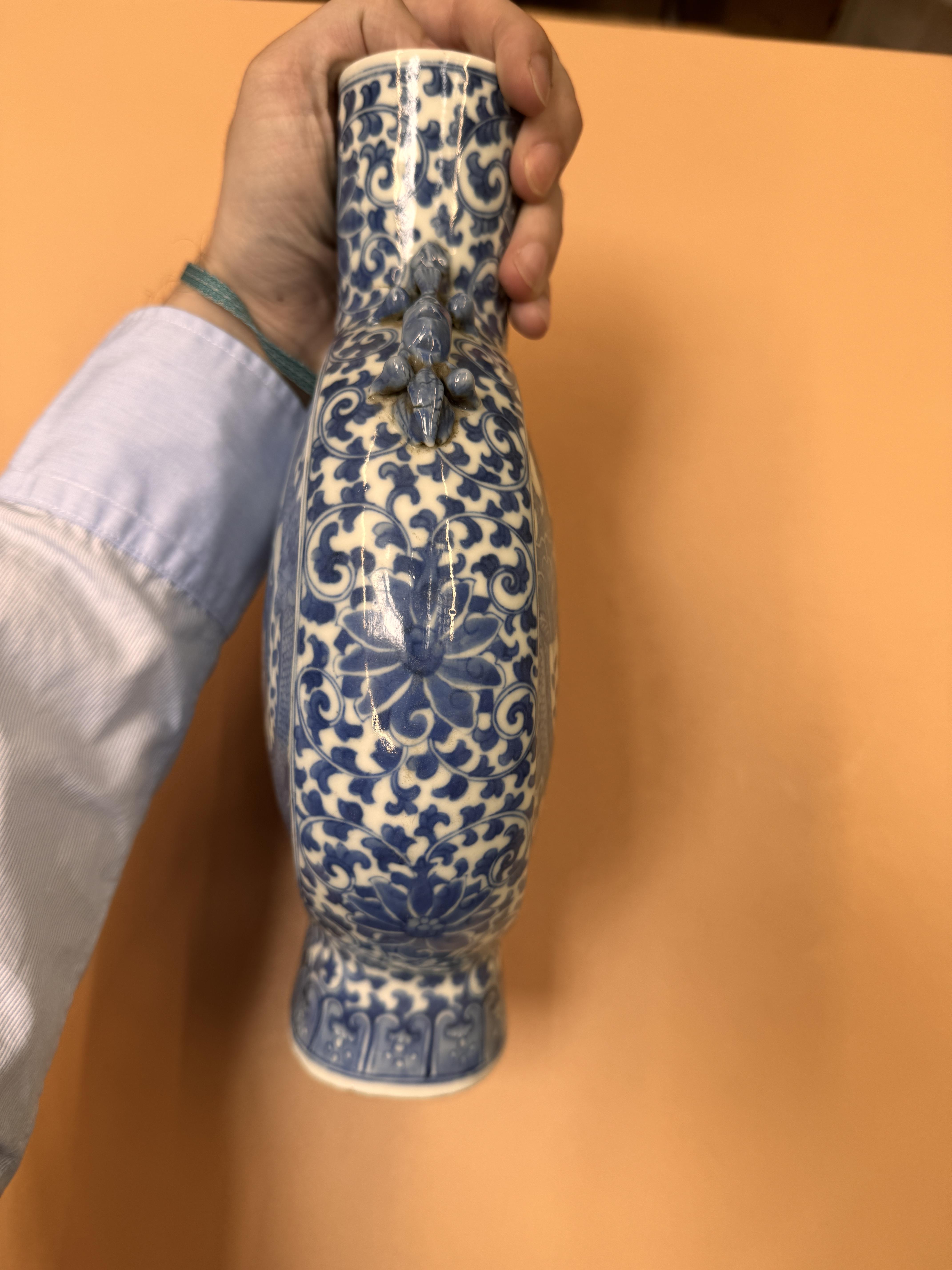 A CHINESE BLUE AND WHITE 'DRAGONS' MOON FLASK 清十九世紀 青花雙龍穿花抱月瓶 - Image 10 of 14