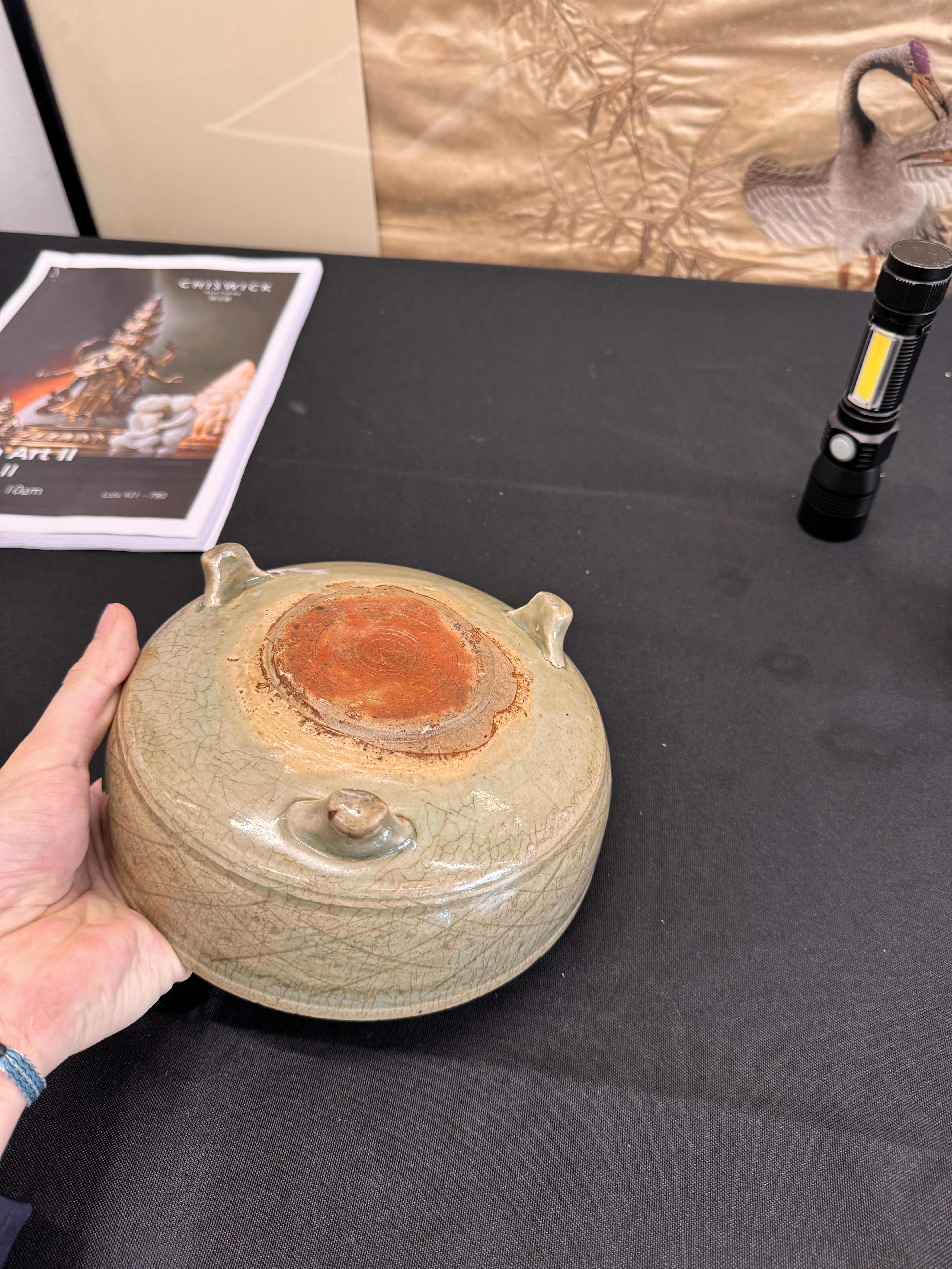 A CHINESE LONGQUAN CELADON-GLAZED TRIPOD CENSER 明 約1500年 龍泉窯青釉三足爐 - Image 5 of 14