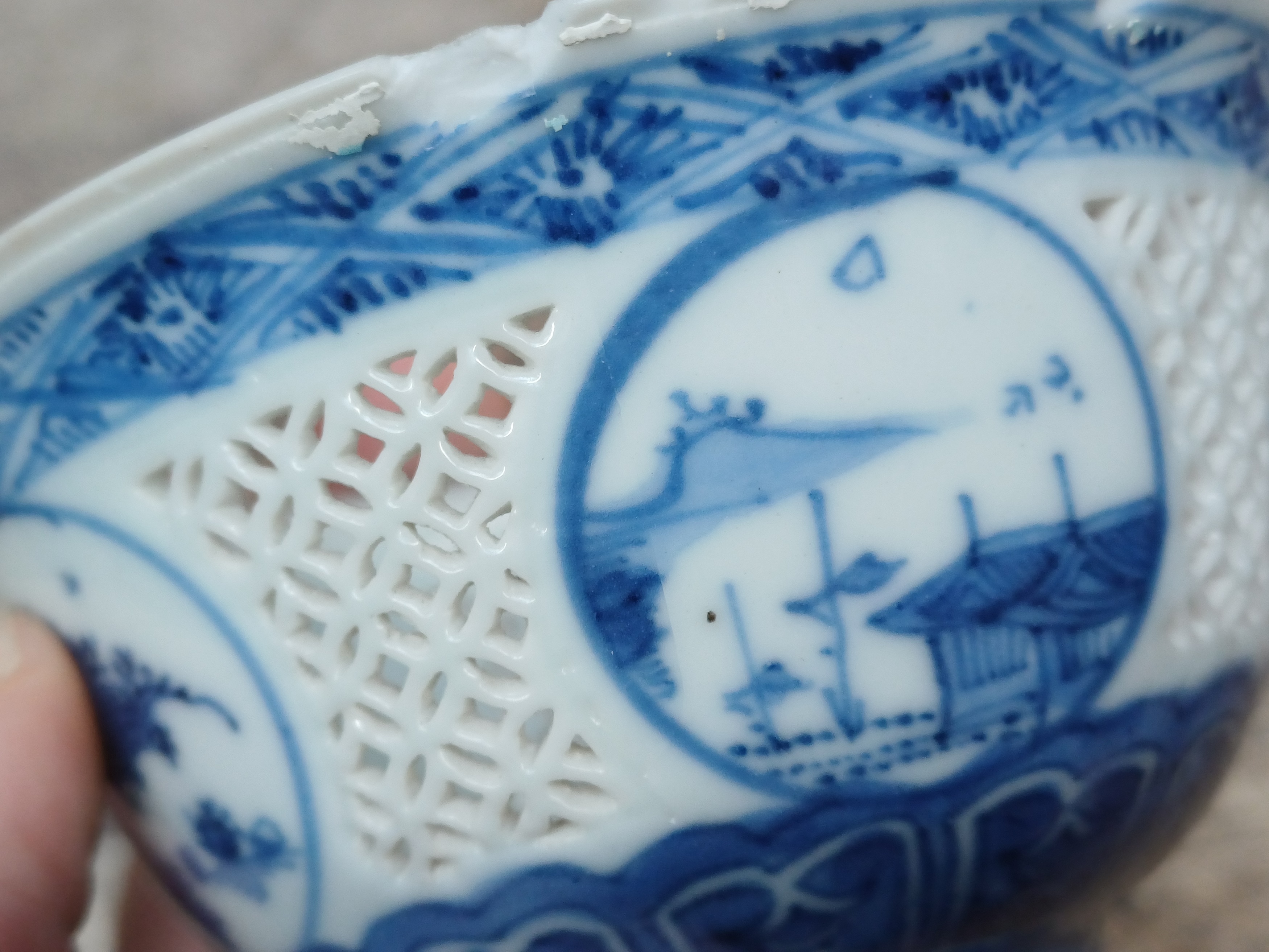 A CHINESE RETICULATED BLUE AND WHITE 'LINGLONG' TEA BOWL AND THREE EXPORT CERAMICS 清 崇禎至十八世紀 青花玲瓏盌及外 - Image 3 of 21