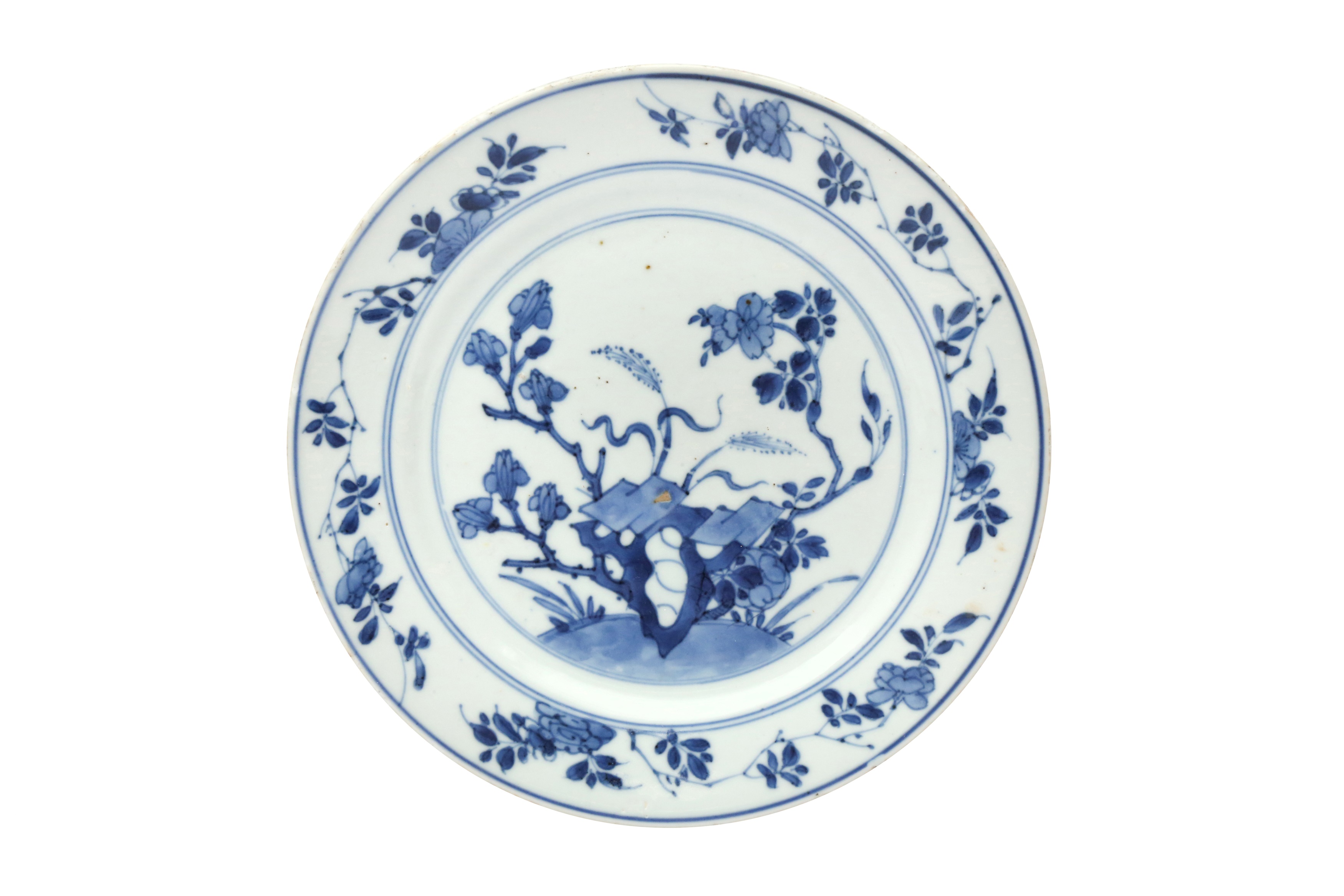 A CHINESE BLUE AND WHITE 'FLORAL' DISH 清康熙 青花花卉紋盤