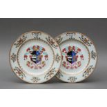 A PAIR OF CHINESE EXPORT FAMILLE ROSE ARMORIAL DISHES 清乾隆 十八世紀 約1735年 外銷粉彩繪徽章紋盤一對