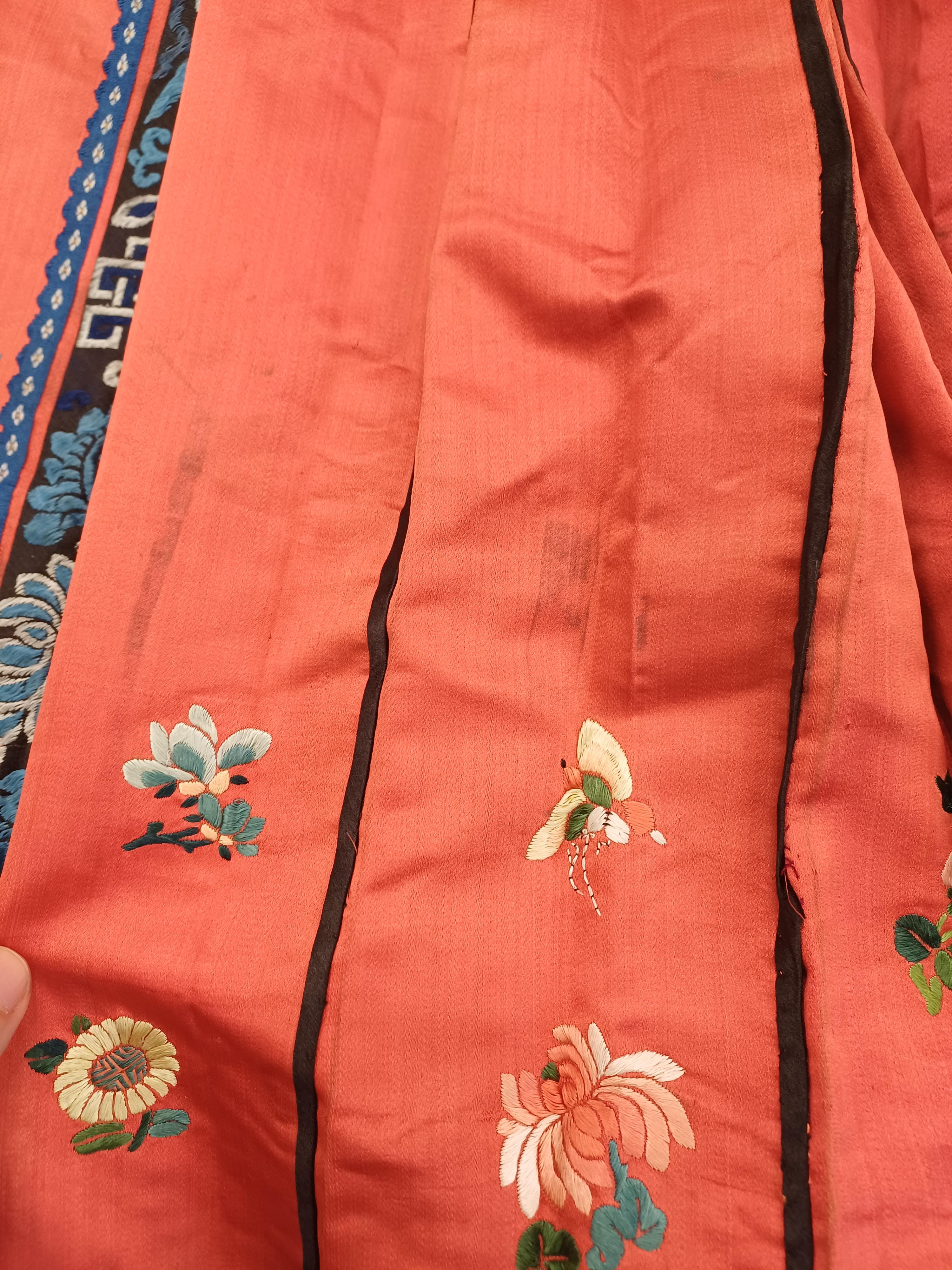 A CHINESE SILK EMBROIDERED RED-GROUND SKIRT 十九世紀 紅地緞繡花卉紋裙 - Image 5 of 20