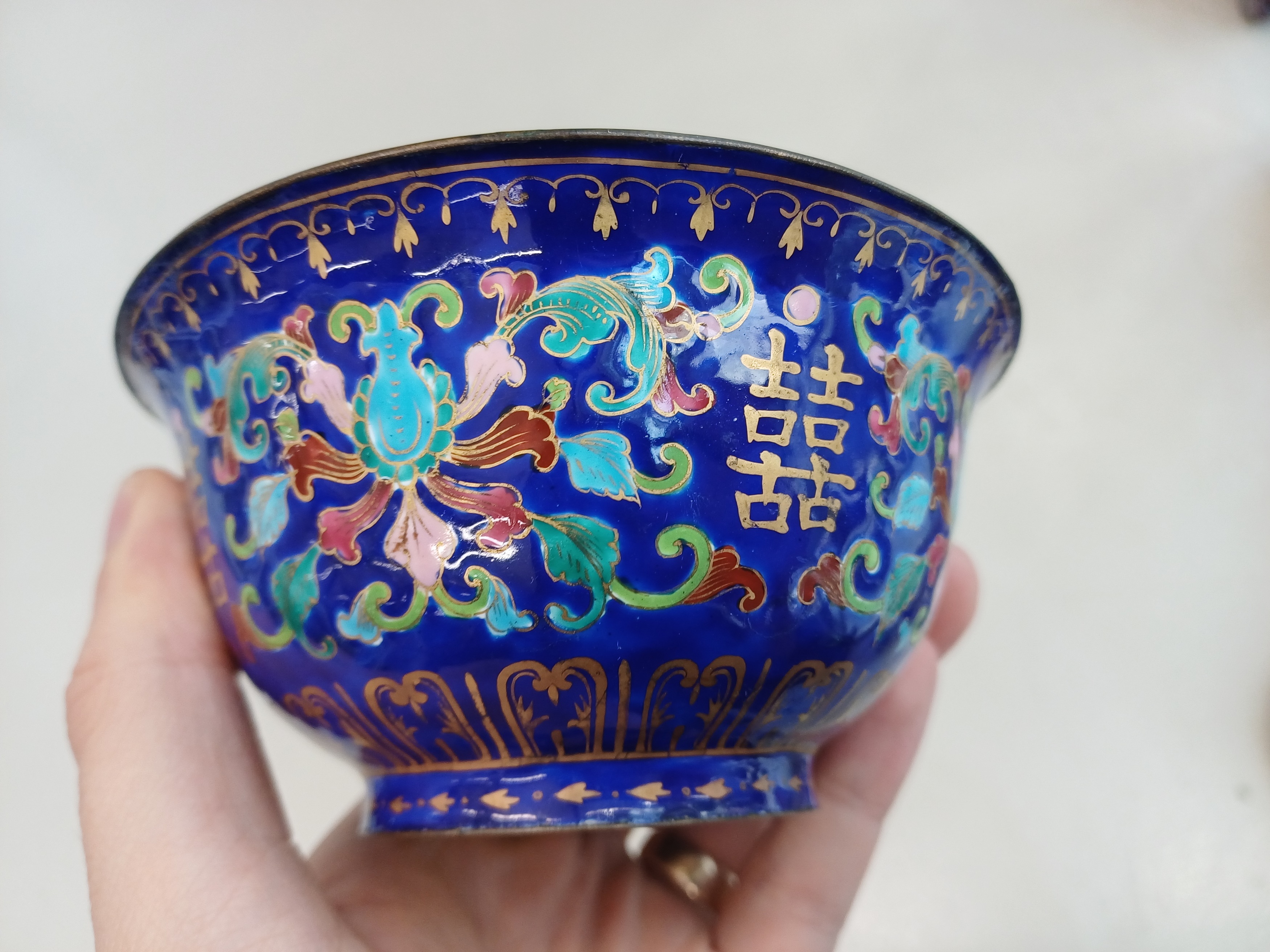 A GROUP OF CHINESE CANTON ENAMEL WARES 清十九世紀 廣東銅胎畫琺瑯纏枝蓮紋雜項 - Image 9 of 36