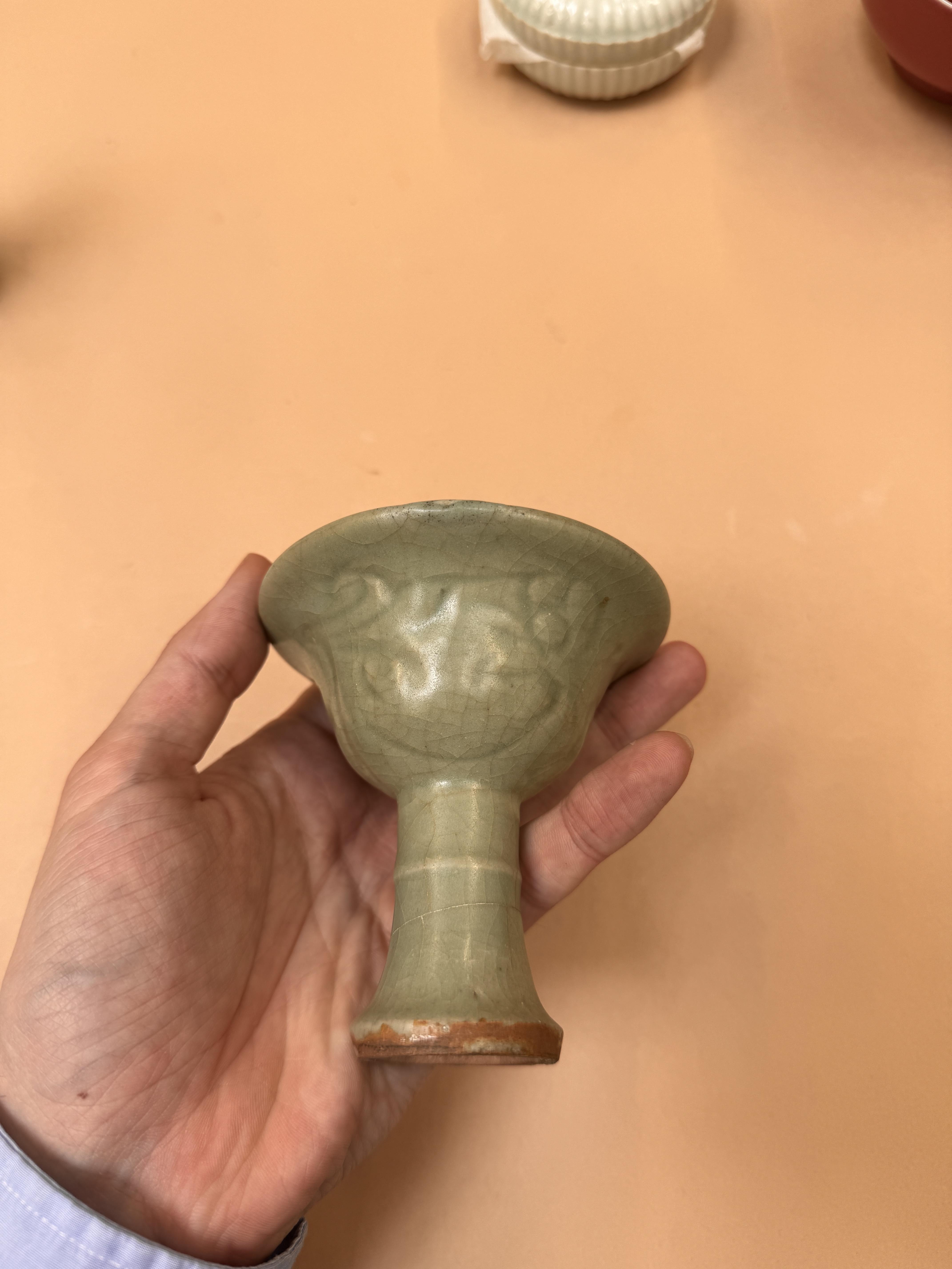 A CHINESE LONGQUAN CELADON-GLAZED STEM CUP 明 龍泉窯青釉高足盃 - Image 7 of 12