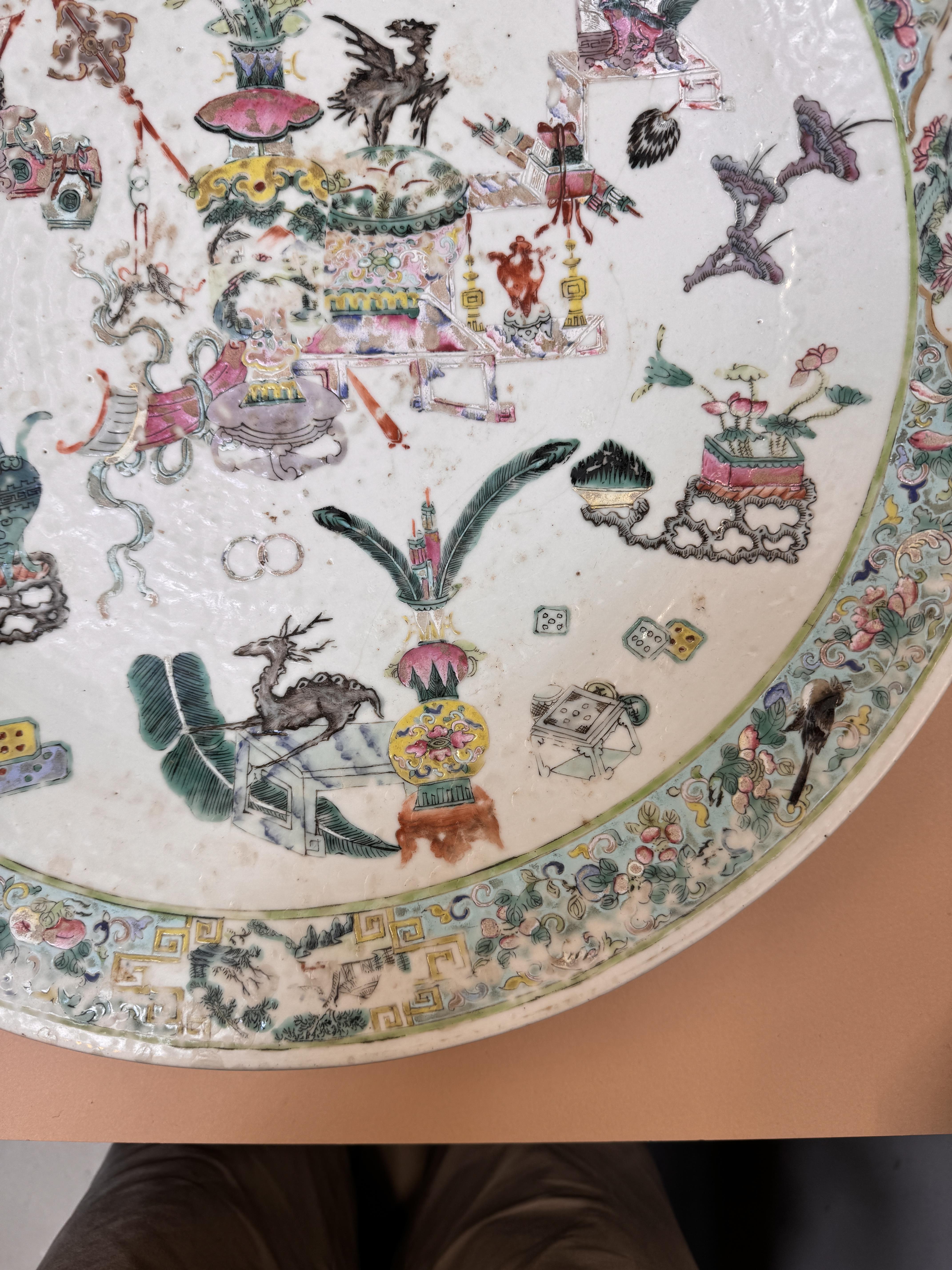 A LARGE CHINESE FAMILLE-ROSE 'HUNDRED ANTIQUES' CHARGER 清十九世紀 粉彩博古圖紋大盤 - Image 3 of 15