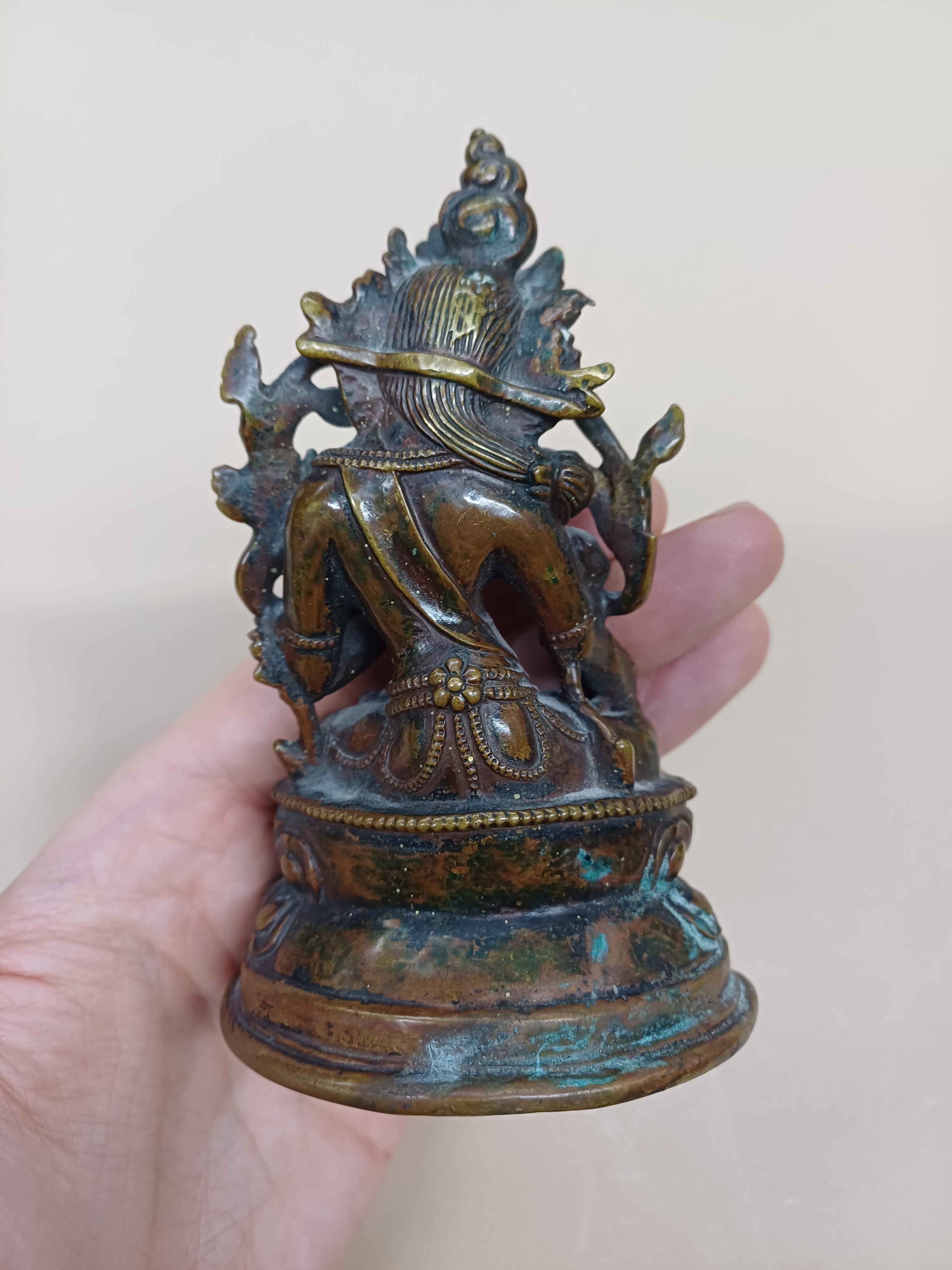 A SMALL SINO-TIBETAN COPPER-ALLOY FIGURE OF TARA 清十八或十九世紀 銅多羅觀音坐像 - Image 2 of 11