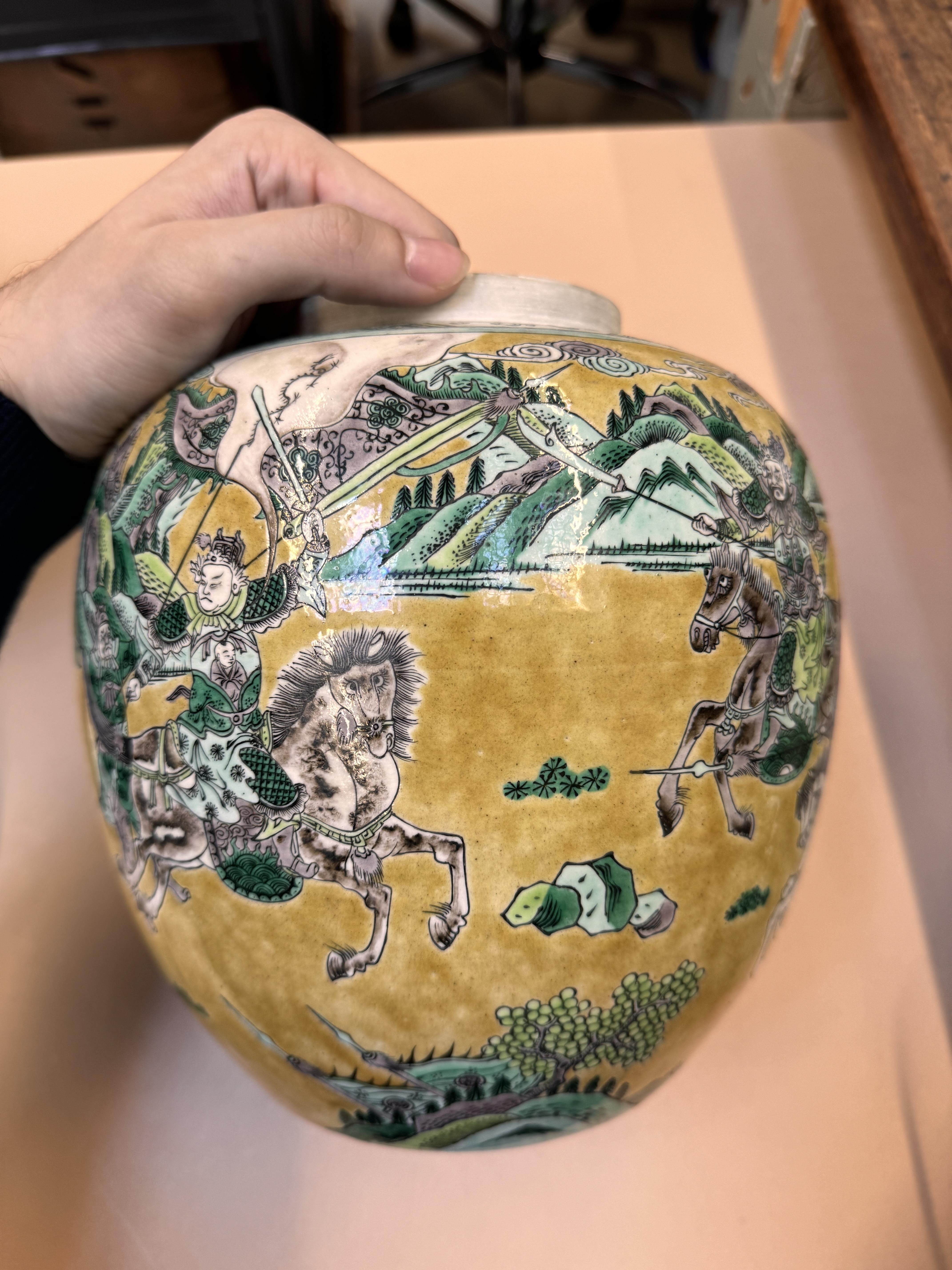 A PAIR OF CHINESE FAMILLE-JAUNE JARS AND COVERS 清十九世紀 三彩勇戰圖紋蓋罐一對 - Image 19 of 37
