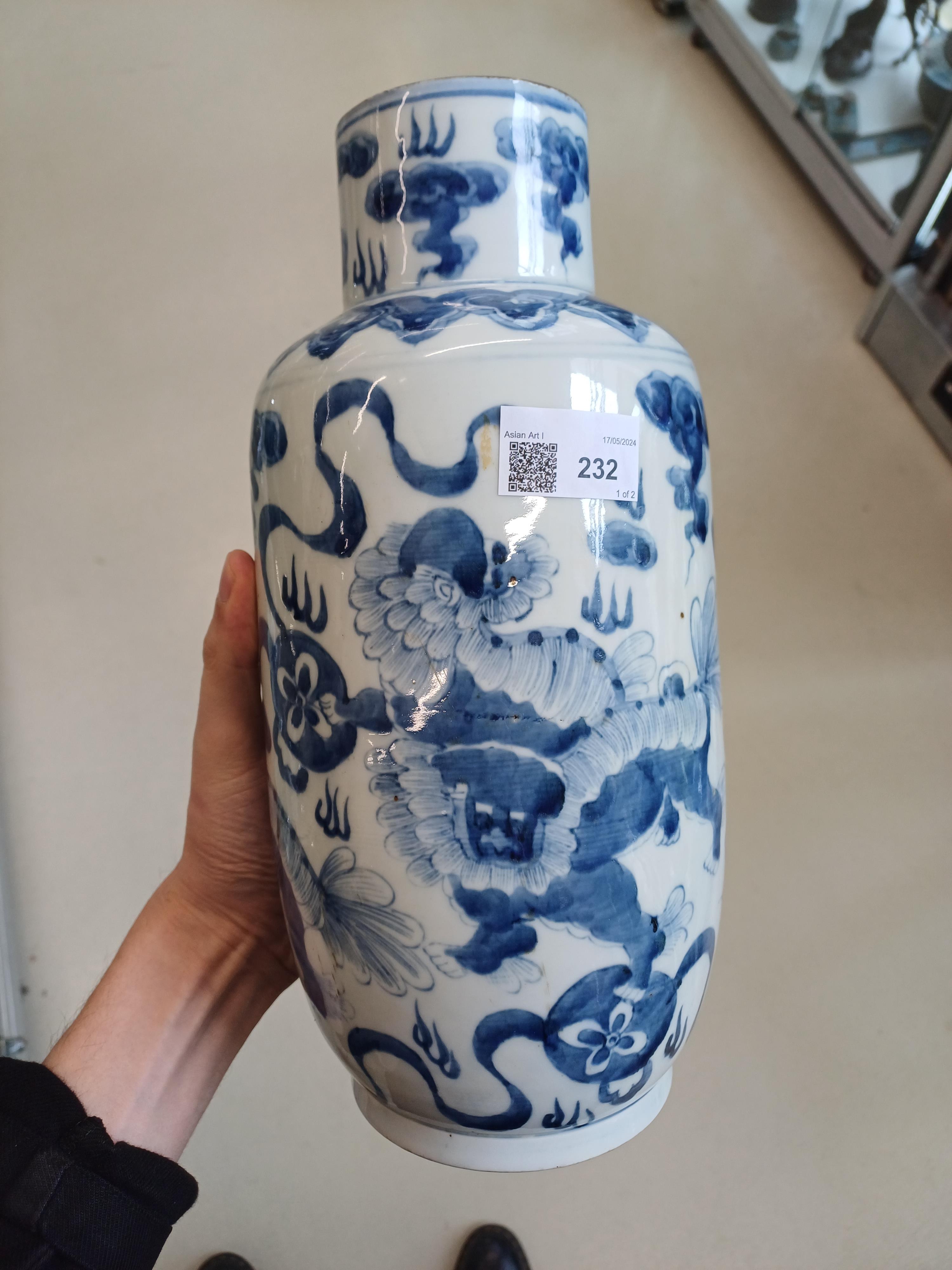 A CHINESE BLUE AND WHITE 'LION DOGS' VASE 清十八或十九世紀 青花佛獅戲球紋瓶 - Image 11 of 11