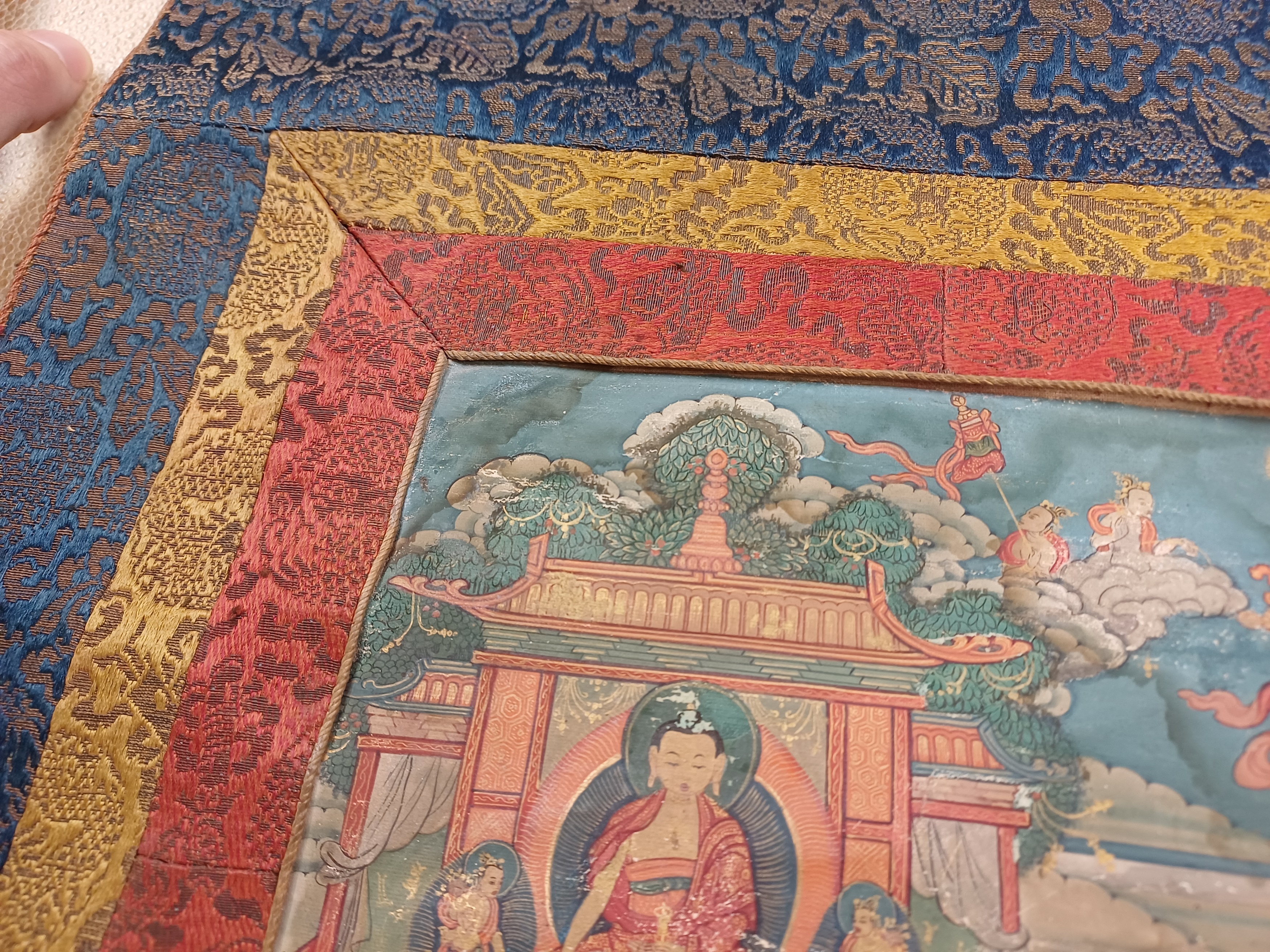 A TIBETAN PAINTED THANGKA OF BUDDHA SHAKYAMUNI 十八世紀 藏傳釋迦牟尼佛像唐卡 - Image 6 of 18