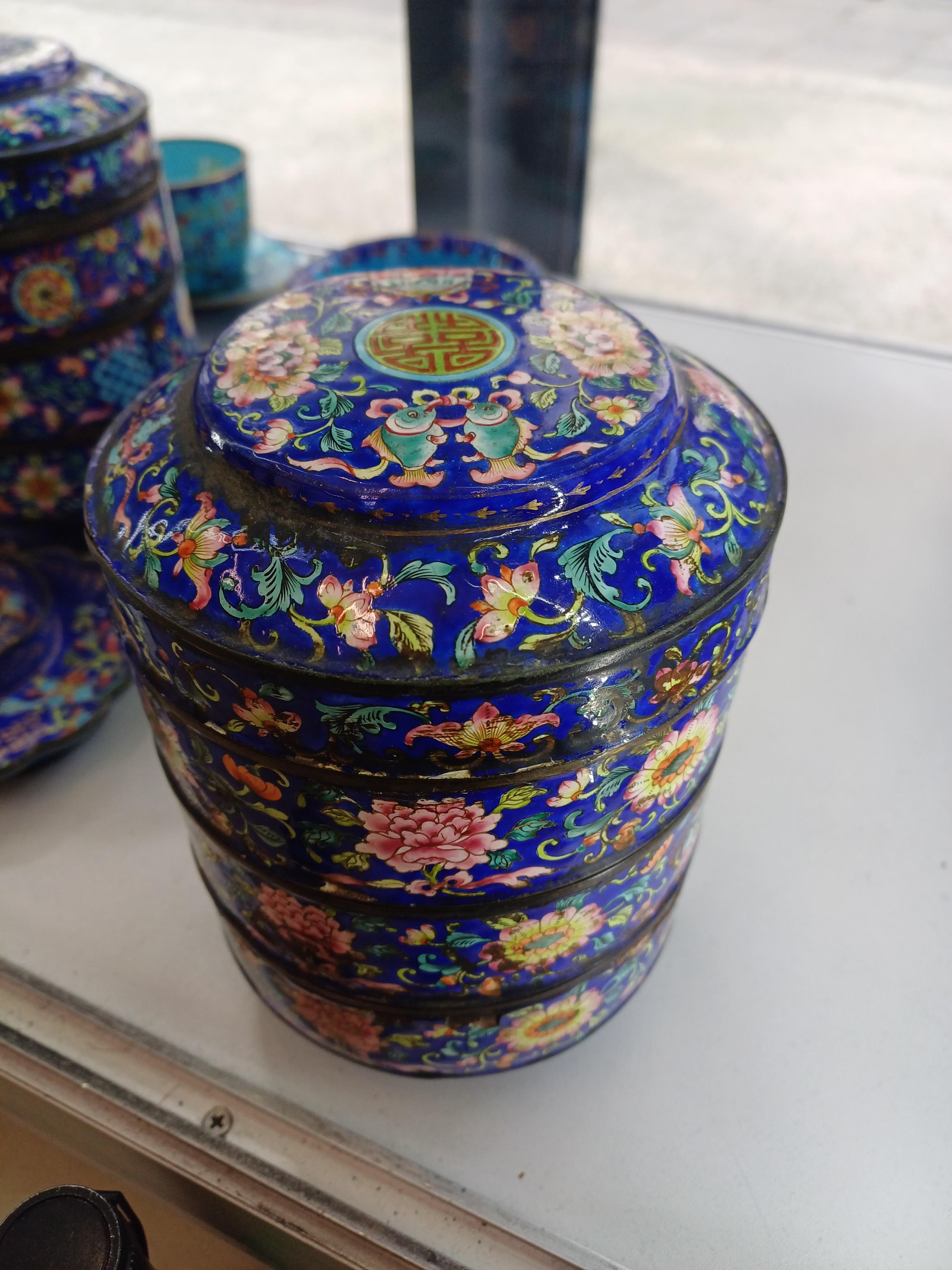 A GROUP OF CHINESE CANTON ENAMEL WARES 清十九世紀 廣東銅胎畫琺瑯纏枝蓮紋雜項 - Image 28 of 36