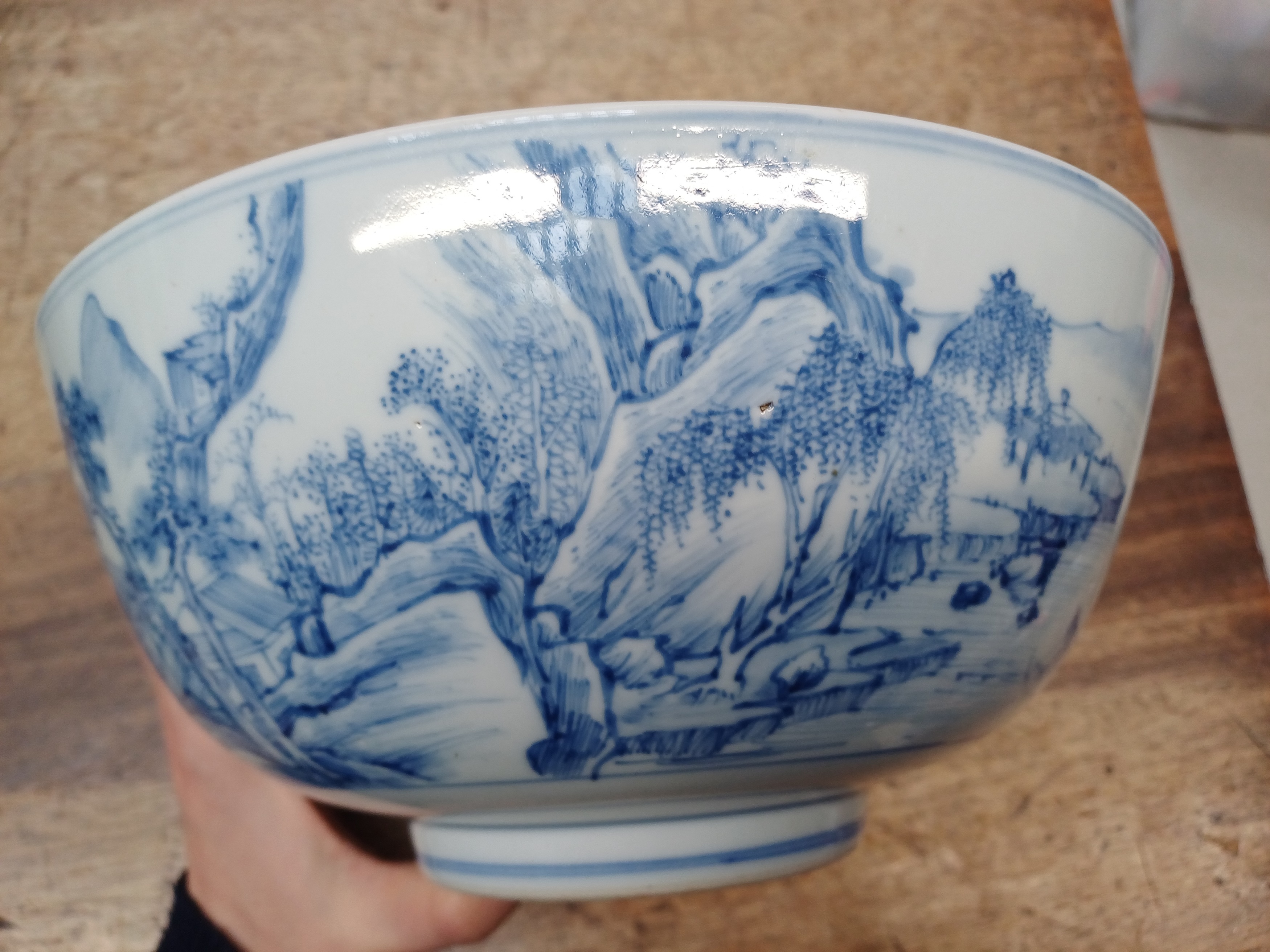 A RARE CHINESE BLUE AND WHITE 'MASTER OF THE ROCKS' BOWL 清康熙或雍正 青花山水人物圖紋盌 - Image 11 of 19