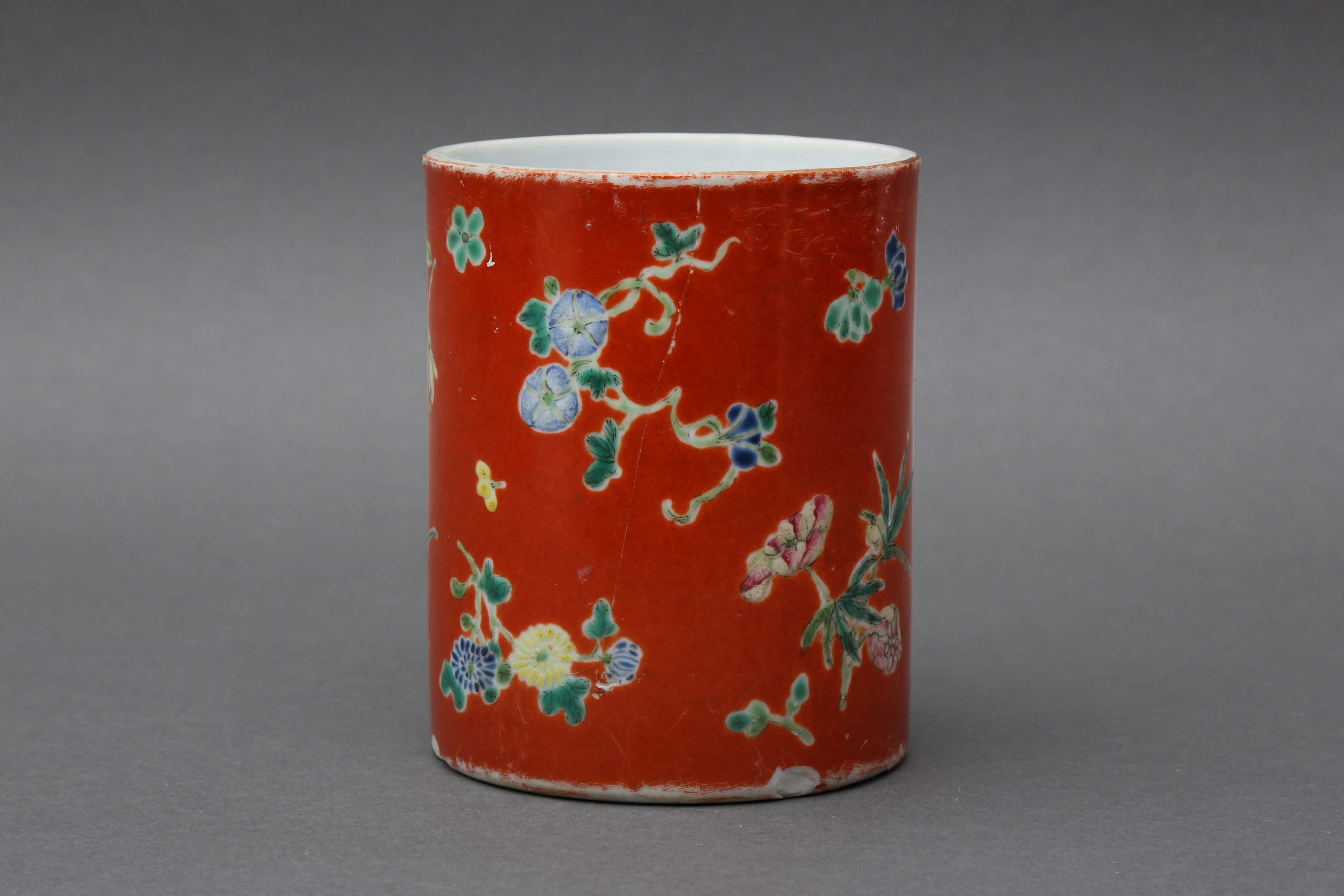 A CHINESE FAMILLE-ROSE CORAL-GROUND 'BLOSSOMS' BRUSH POT, BITONG 清十八至十九世紀 粉彩珊瑚紅地花卉紋筆筒 - Image 2 of 11