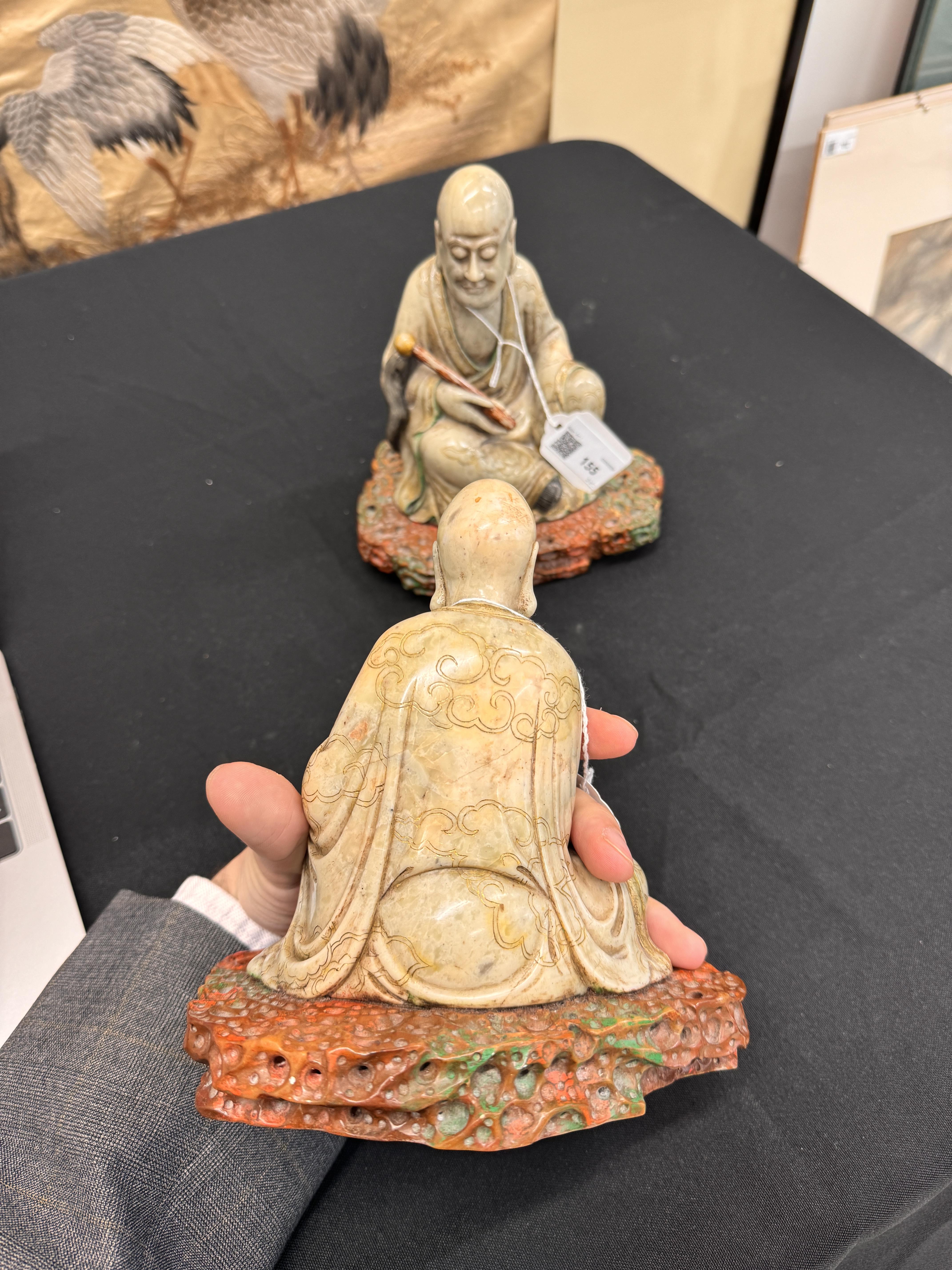 A PAIR OF FINE CHINESE SOAPSTONE 'LUOHAN' FIGURES 清康熙 壽山石羅漢坐像一對 - Image 15 of 24