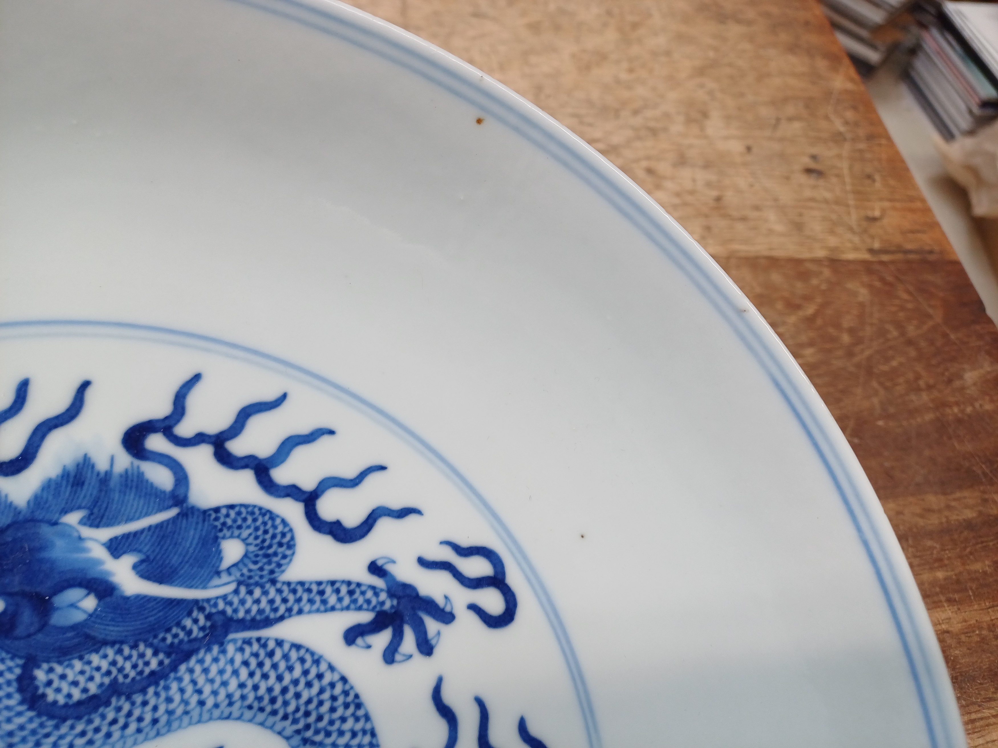 A CHINESE BLUE AND WHITE 'DRAGON' DISH 清道光 青花雲龍趕珠紋盤 《大清道光年製》款 - Image 4 of 15