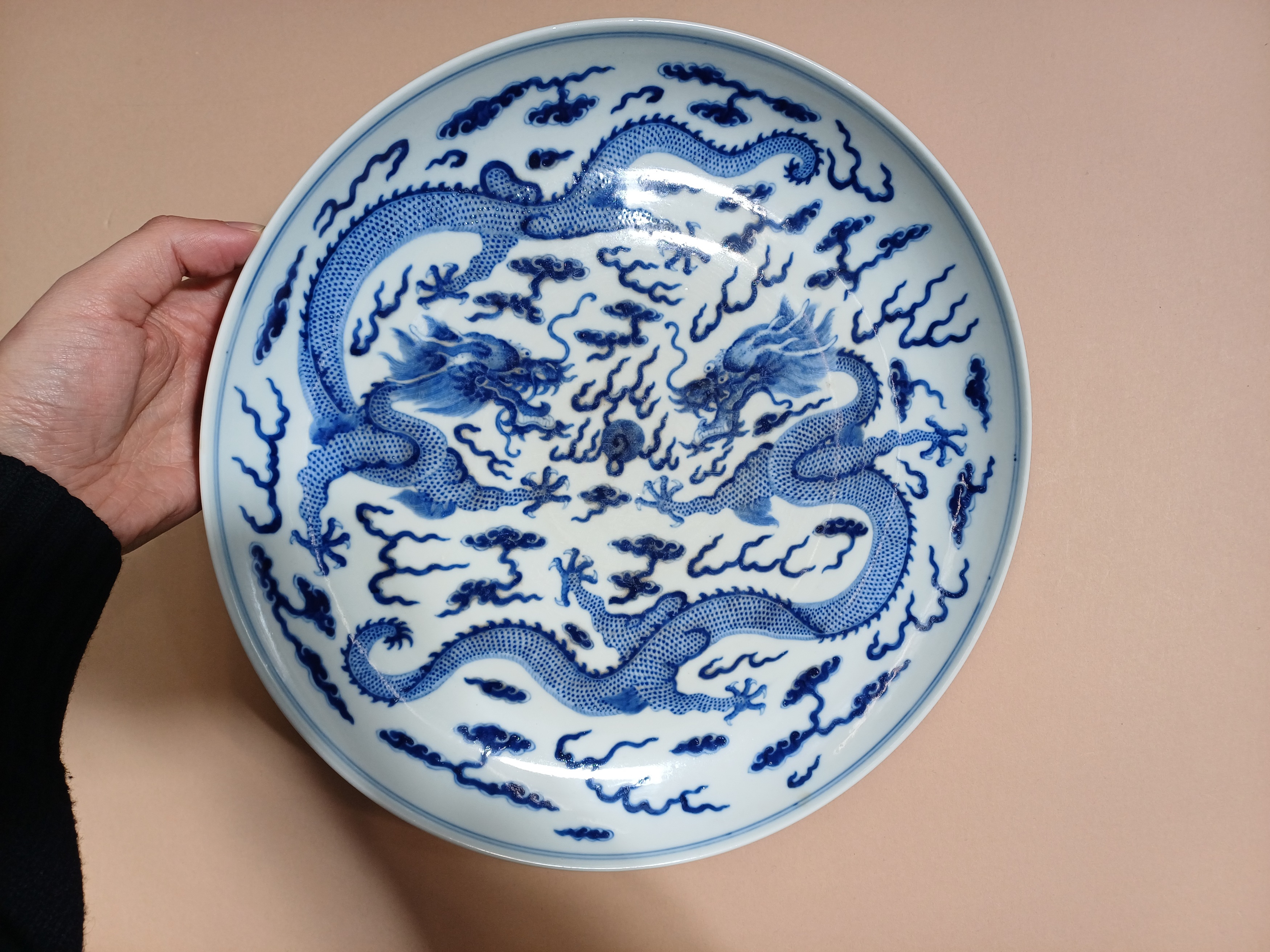 A LARGE CHINESE BLUE AND WHITE 'DRAGONS' DISH 清光緒 青花雙龍趕珠紋大盤 《大清光緒年製》款 - Image 7 of 16