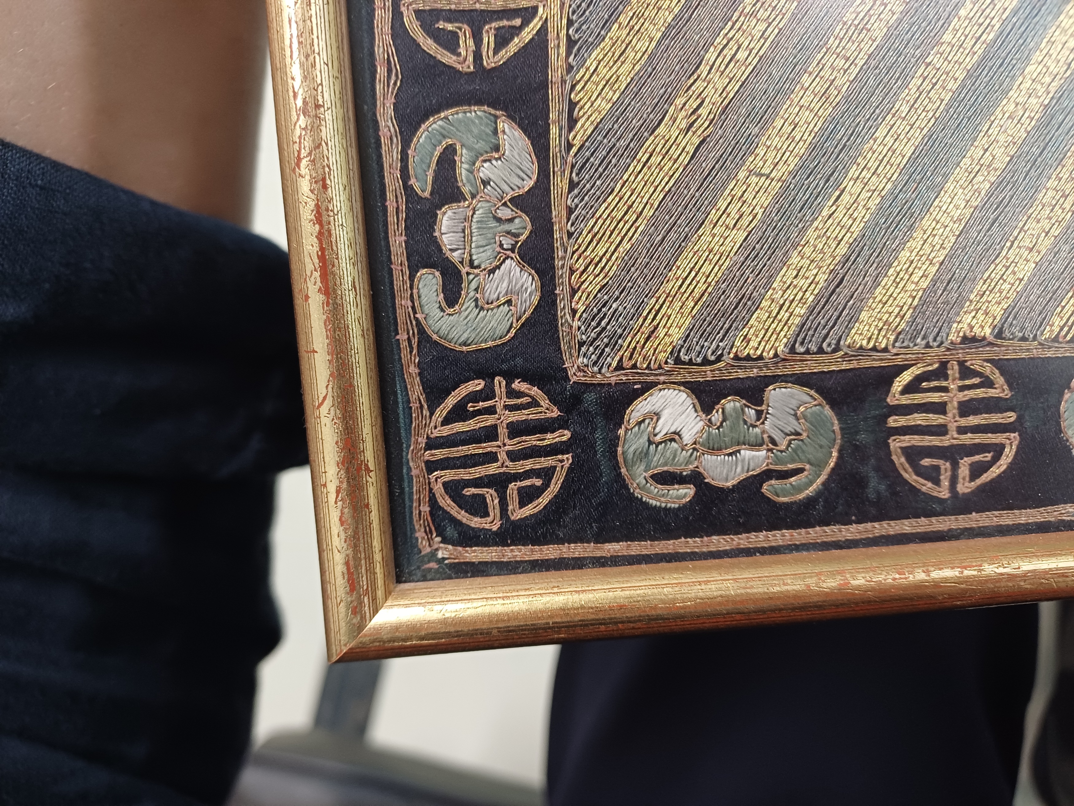 TWO CHINESE SILK EMBROIDERED RANK BADGES, BUZI 清十九世紀 刺繡文官六品鷺鷥紋方補 - Image 7 of 17