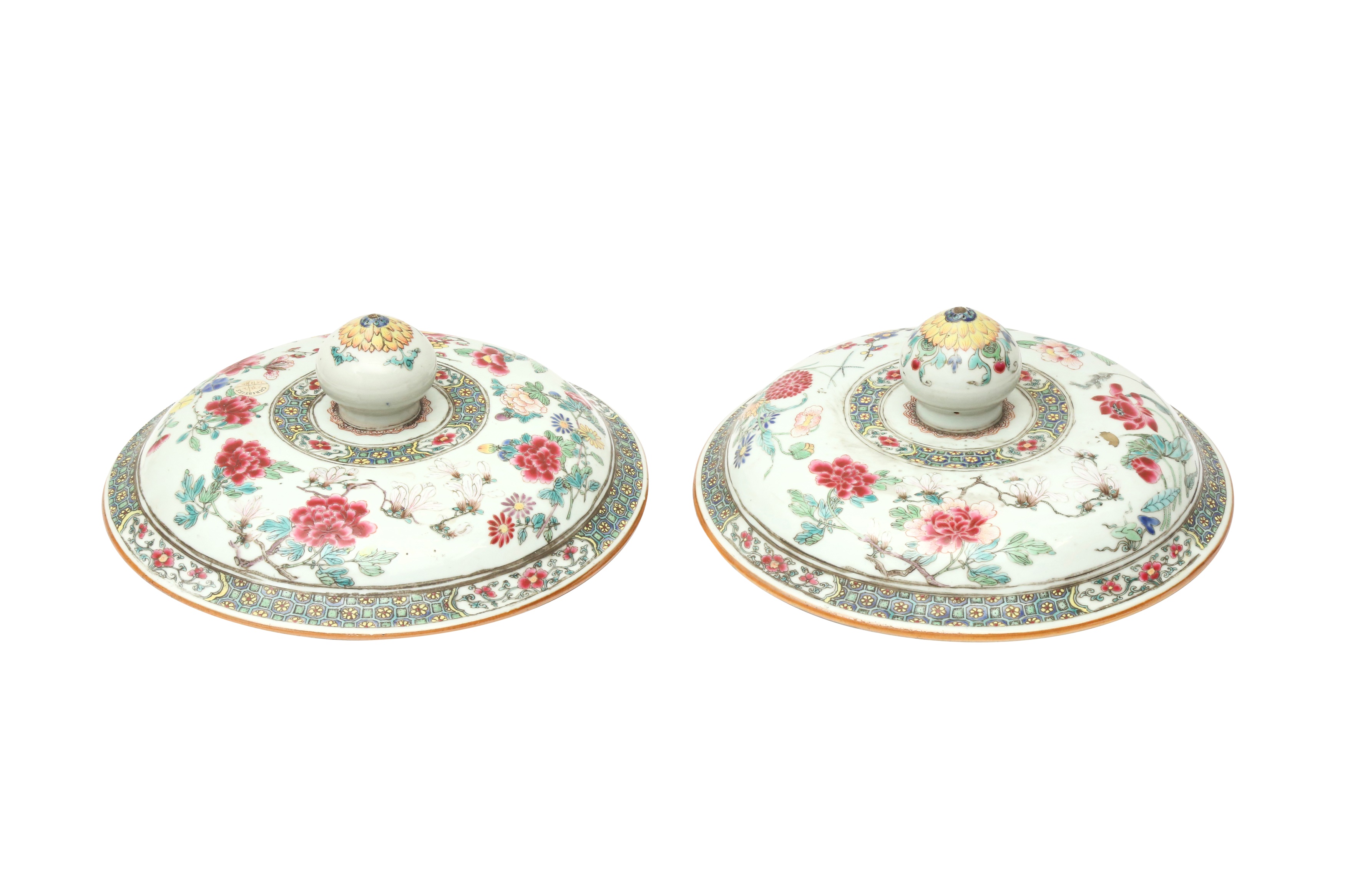 A PAIR OF LARGE CHINESE EXPORT FAMILLE-ROSE COVERS 清十八至十九世紀 外銷粉彩花卉蓋一對