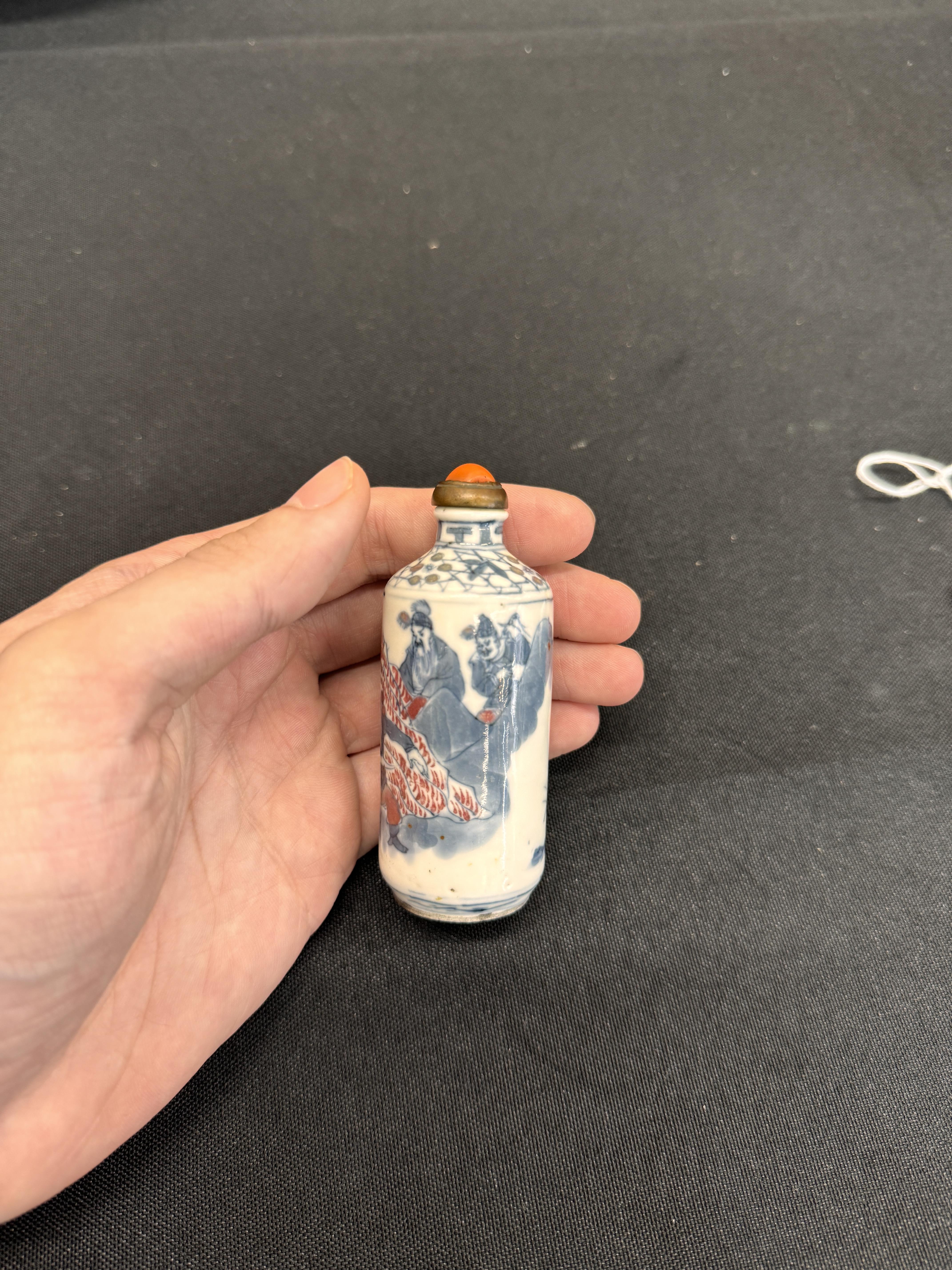 λ A CHINESE BLUE AND WHITE AND COPPER-RED SNUFF BOTTLE 清十八世紀 青花釉裏紅人物故事圖紋鼻煙壺 《大清雍正年製》款 - Image 13 of 13