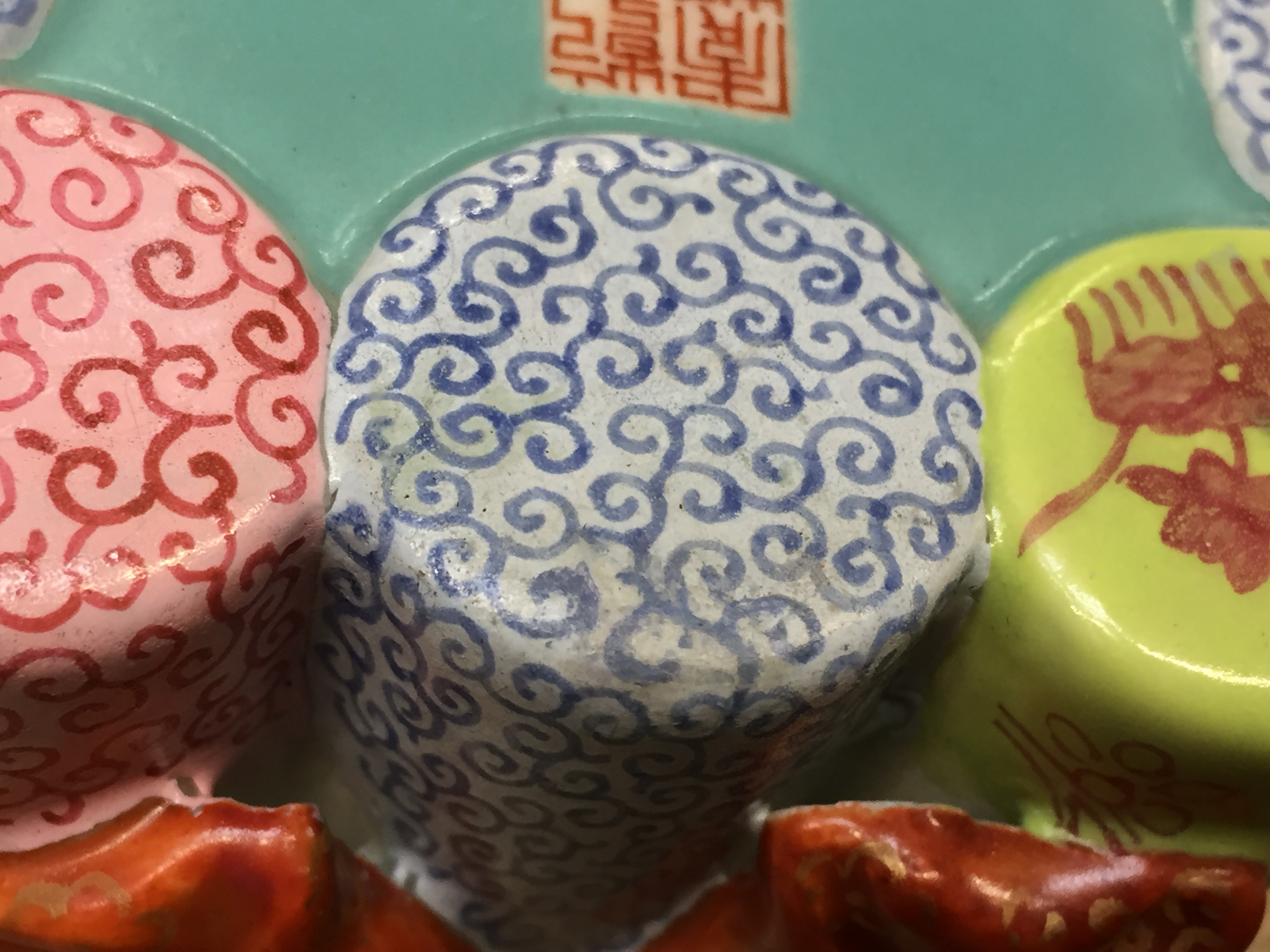 A CHINESE FAMILLE-ROSE TROMPE L'OEIL 'FIRECRACKER' BOX AND COVER 清乾隆 粉彩爆竹形蓋盒 《乾隆年製》款 - Image 6 of 24