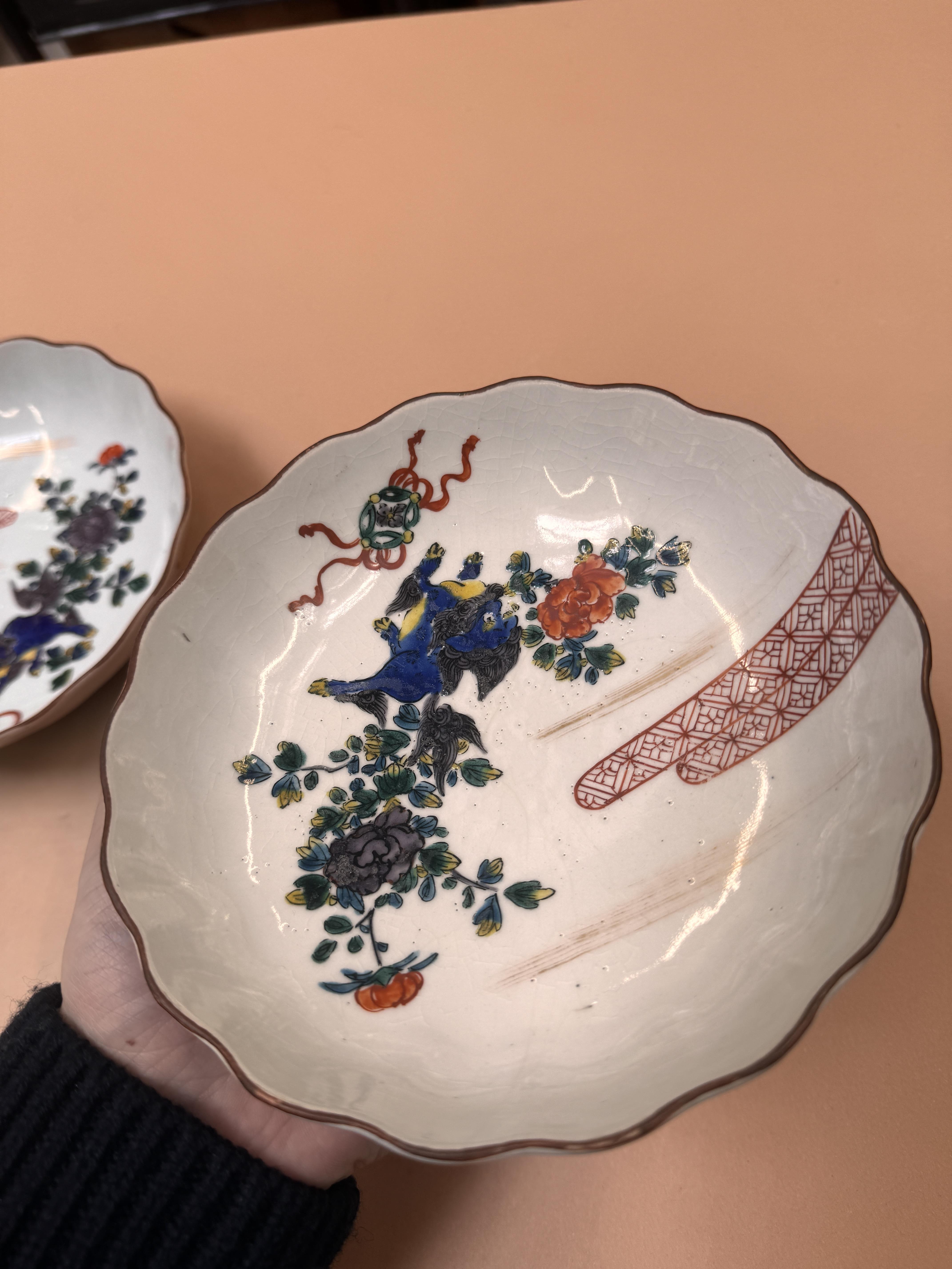 A PAIR OF JAPANESE KUTANI LOBED 'SHISHI' DISHES - Image 7 of 18