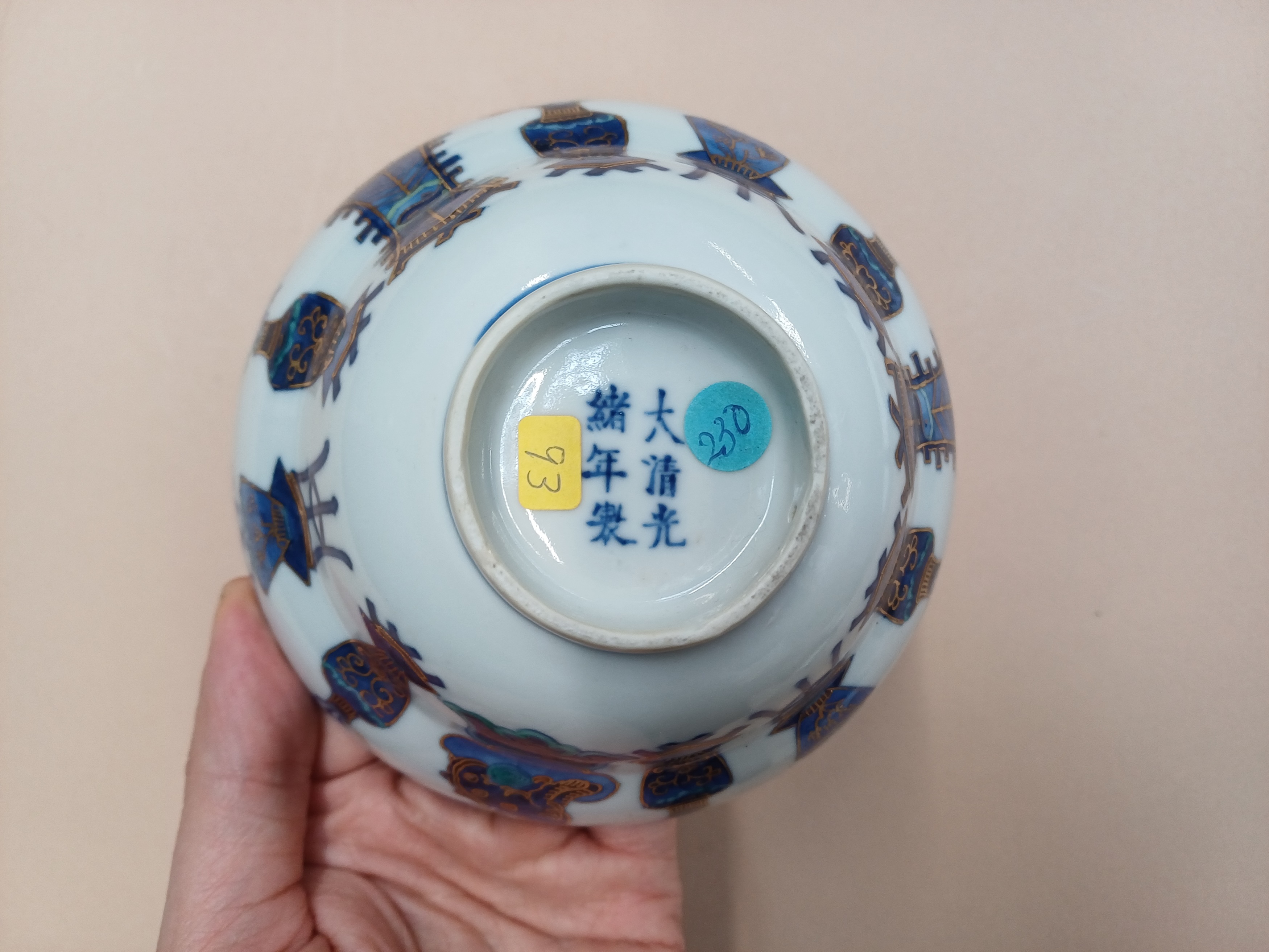 A CHINESE BLUE AND WHITE 'ANTIQUES' OGEE BOWL 清光緒 青花博古圖紋折腰碗 《大清光緒年製》款 - Image 6 of 9