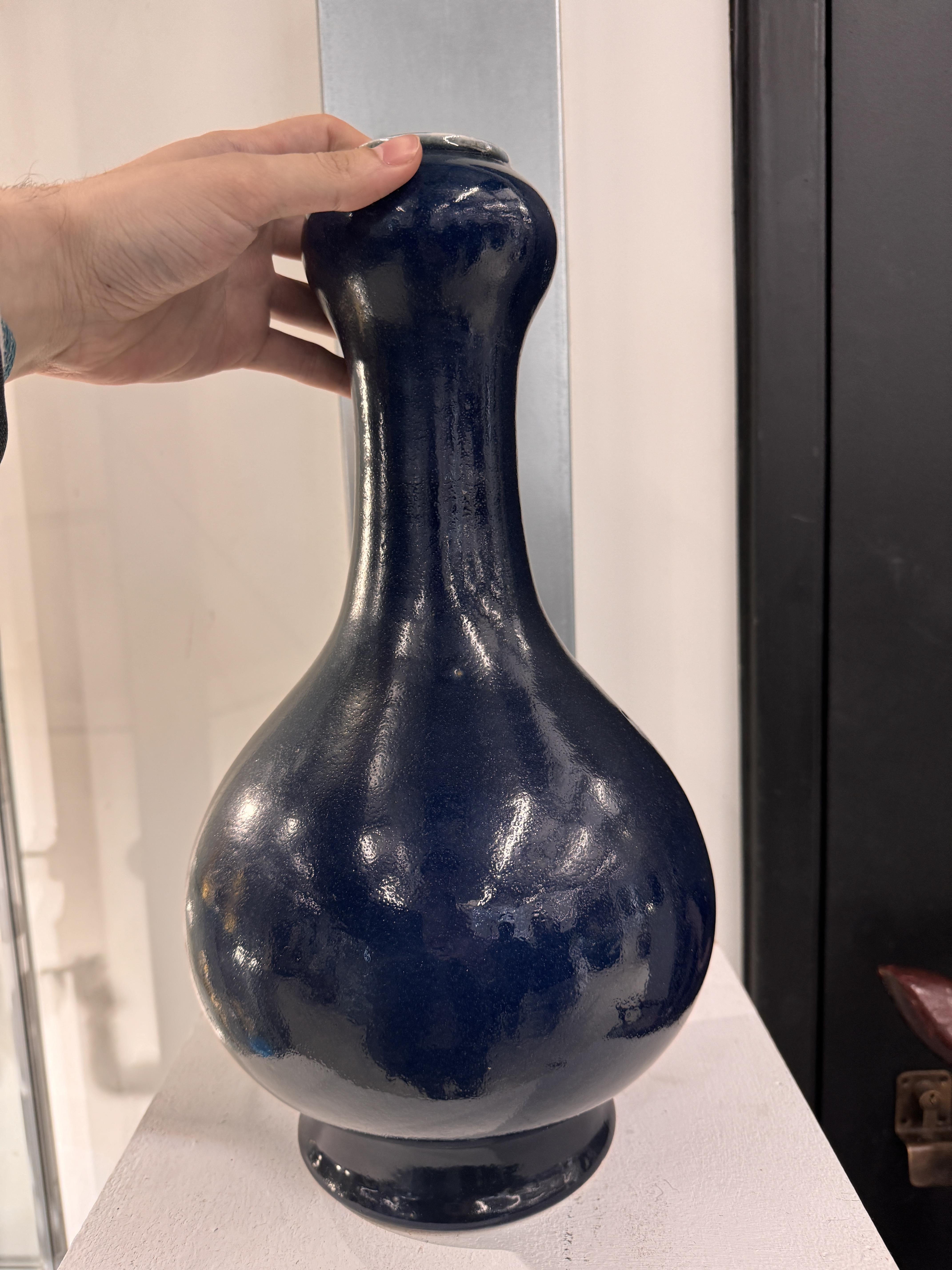 A PAIR OF LARGE CHINESE MONOCHROME BLUE-GLAZED VASES 民國時期 藍釉蒜頭瓶一對《長命富貴》款 - Image 14 of 16
