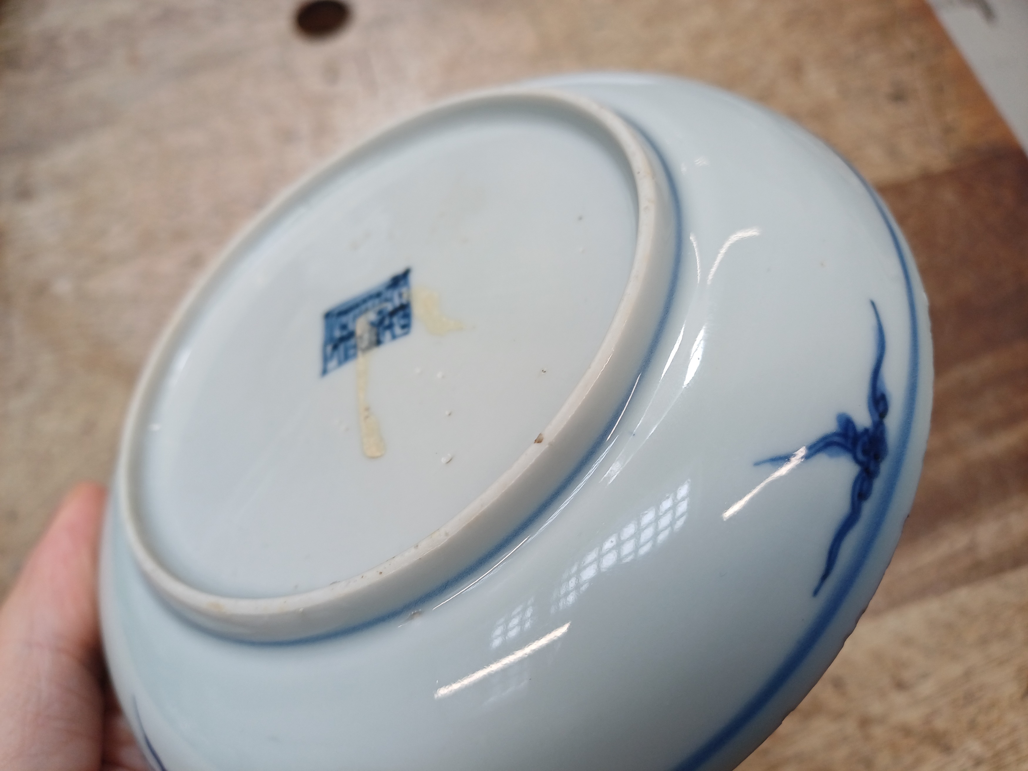 A CHINESE BLUE AND WHITE 'MUSICIAN' DISH 晚明或過渡期 青花樂人盤 - Image 14 of 14