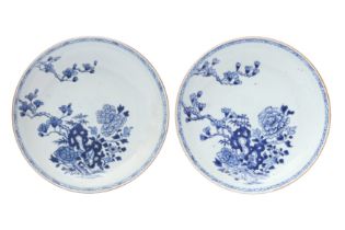 A PAIR OF CHINESE BLUE AND WHITE DISHES 清十八世紀 青花花卉圖盤一對