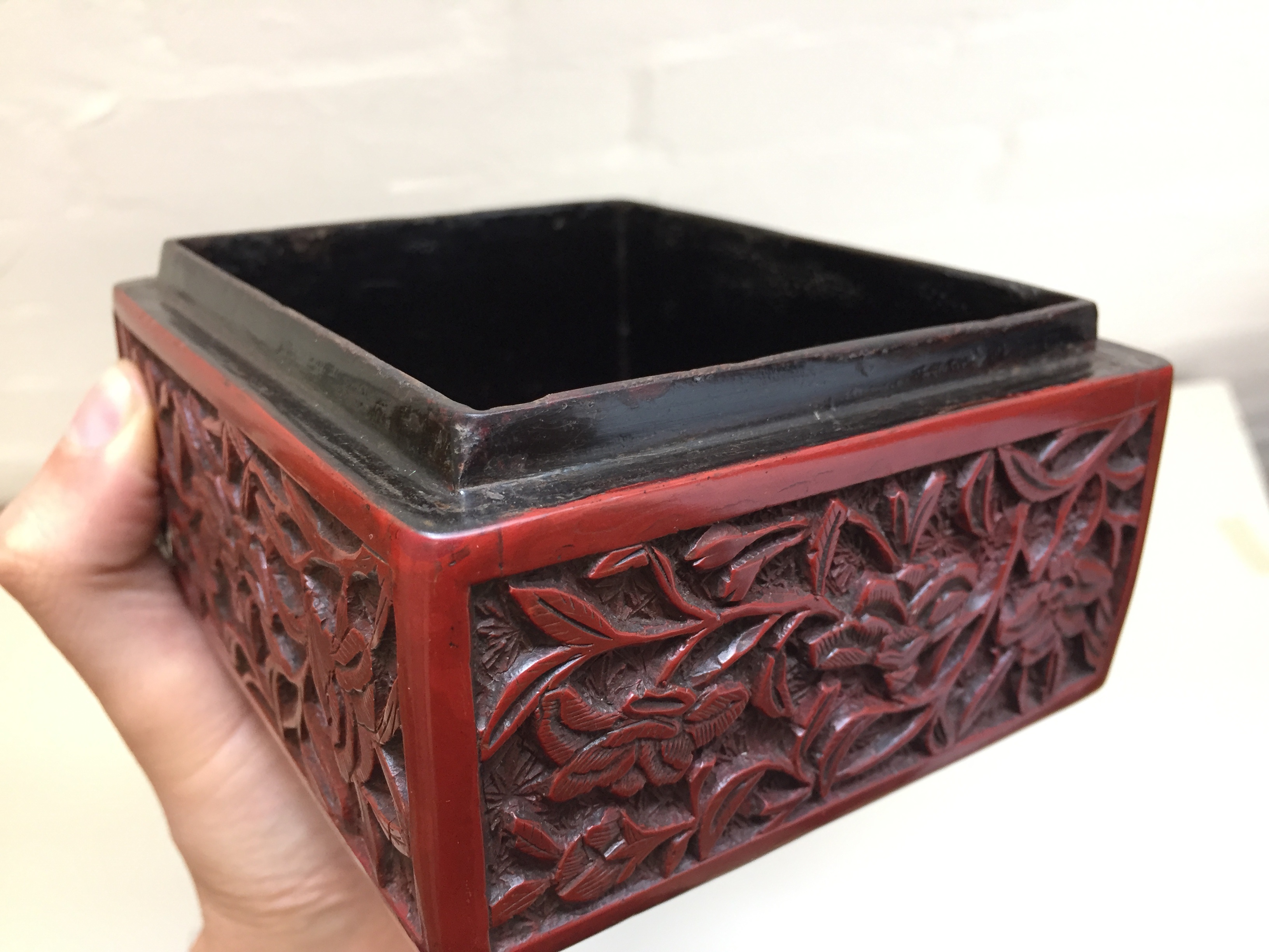 A CHINESE CINNABAR LACQUER 'MUSICIAN' BOX AND COVER 晚明 剔紅圖高士行樂圖紋蓋盒 - Image 16 of 20