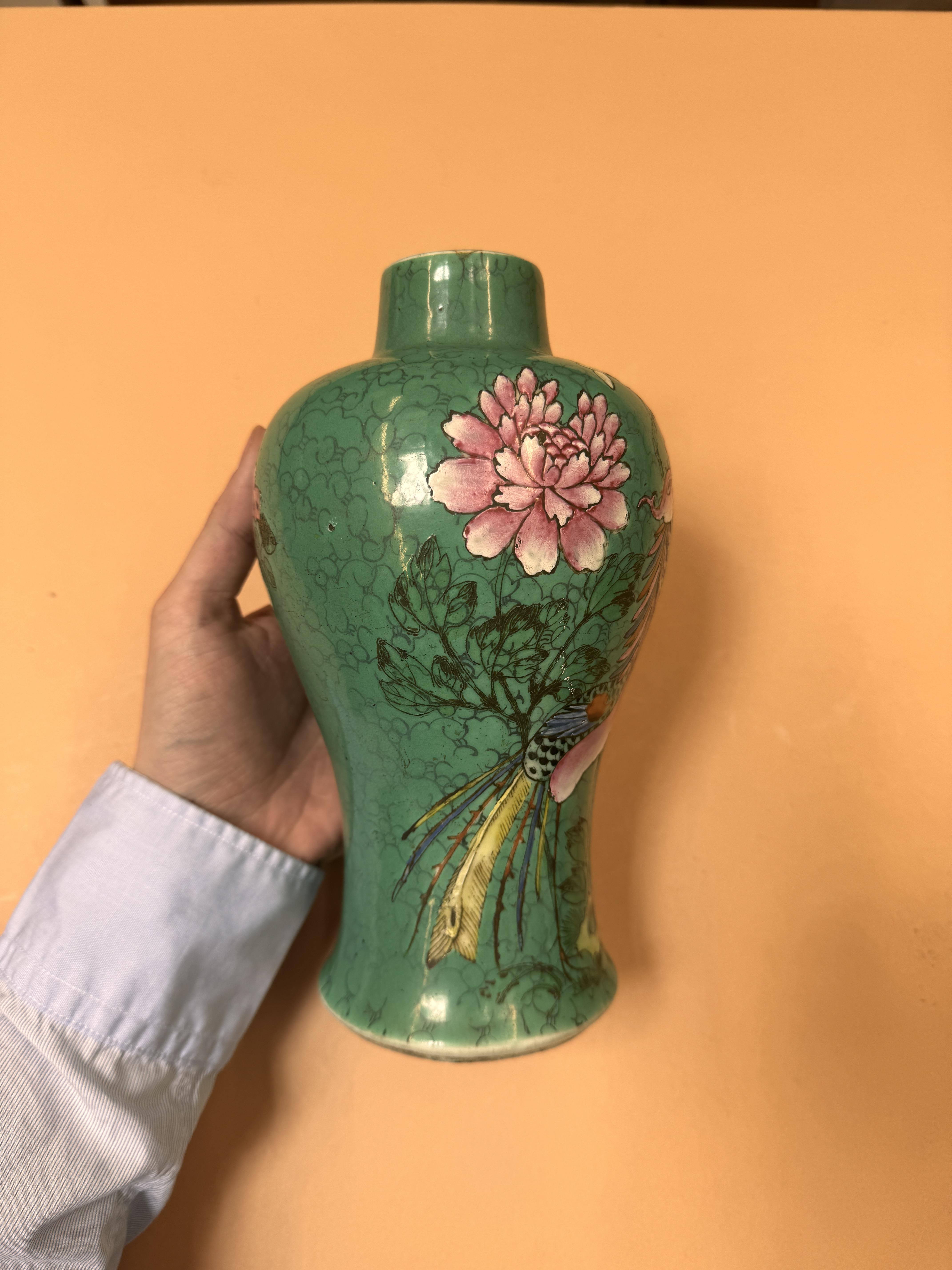 A CHINESE FAMILLE-ROSE 'PHOENIX' VASE FOR THE STRAITS OR PERANAKAN MARKET 清十八世紀 粉彩松石綠地穿花鳳紋瓶 - Image 4 of 11