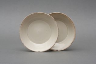 A SMALL PAIR OF CHINESE DING-TYPE FOLIATE DISHES 北宋至金 仿定窰花口盌一對