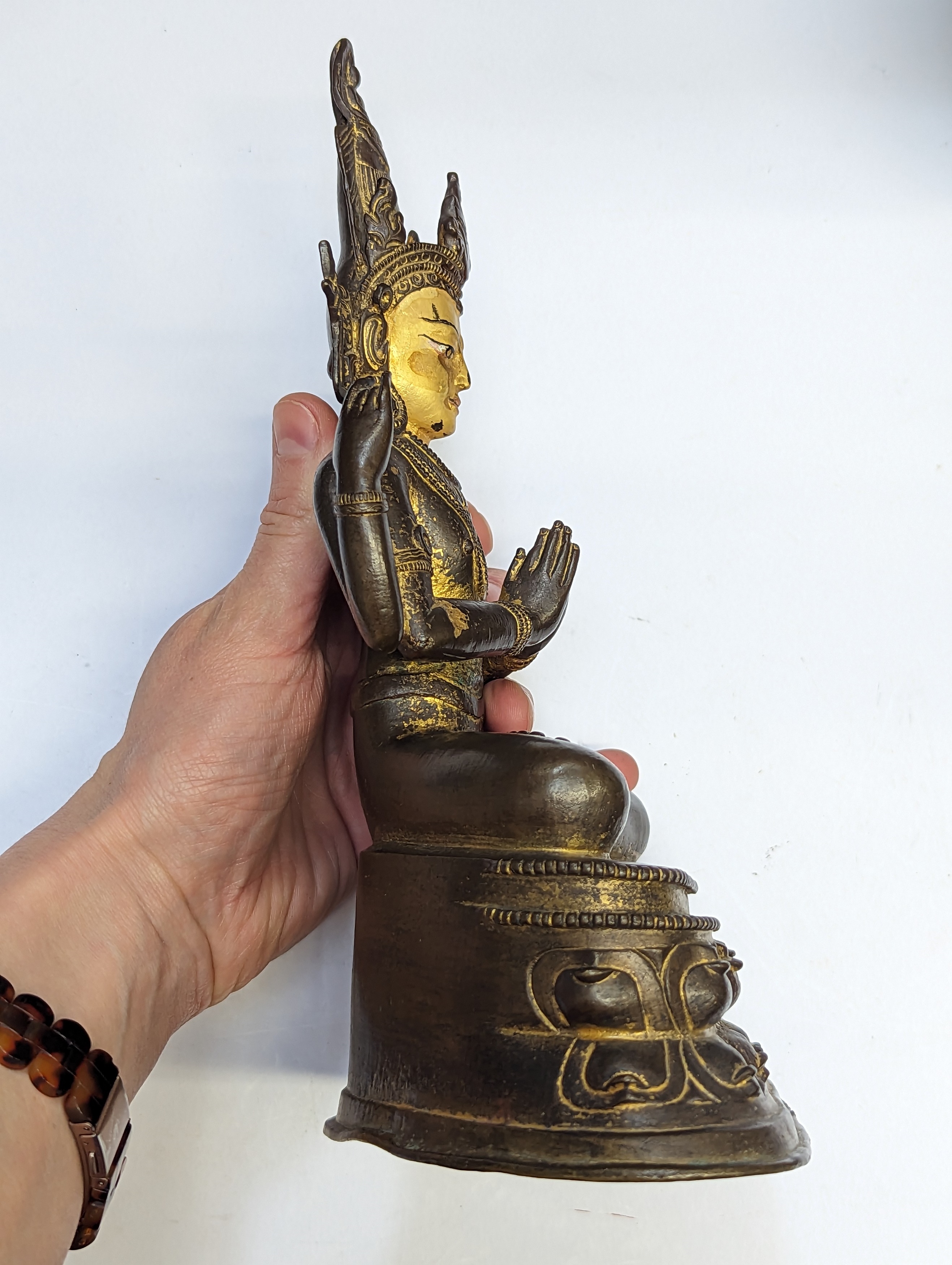 A TIBETAN GILT-BRONZE FIGURE OF SADAKSARI 十四世紀 銅鎏金觀音坐像 - Image 3 of 18