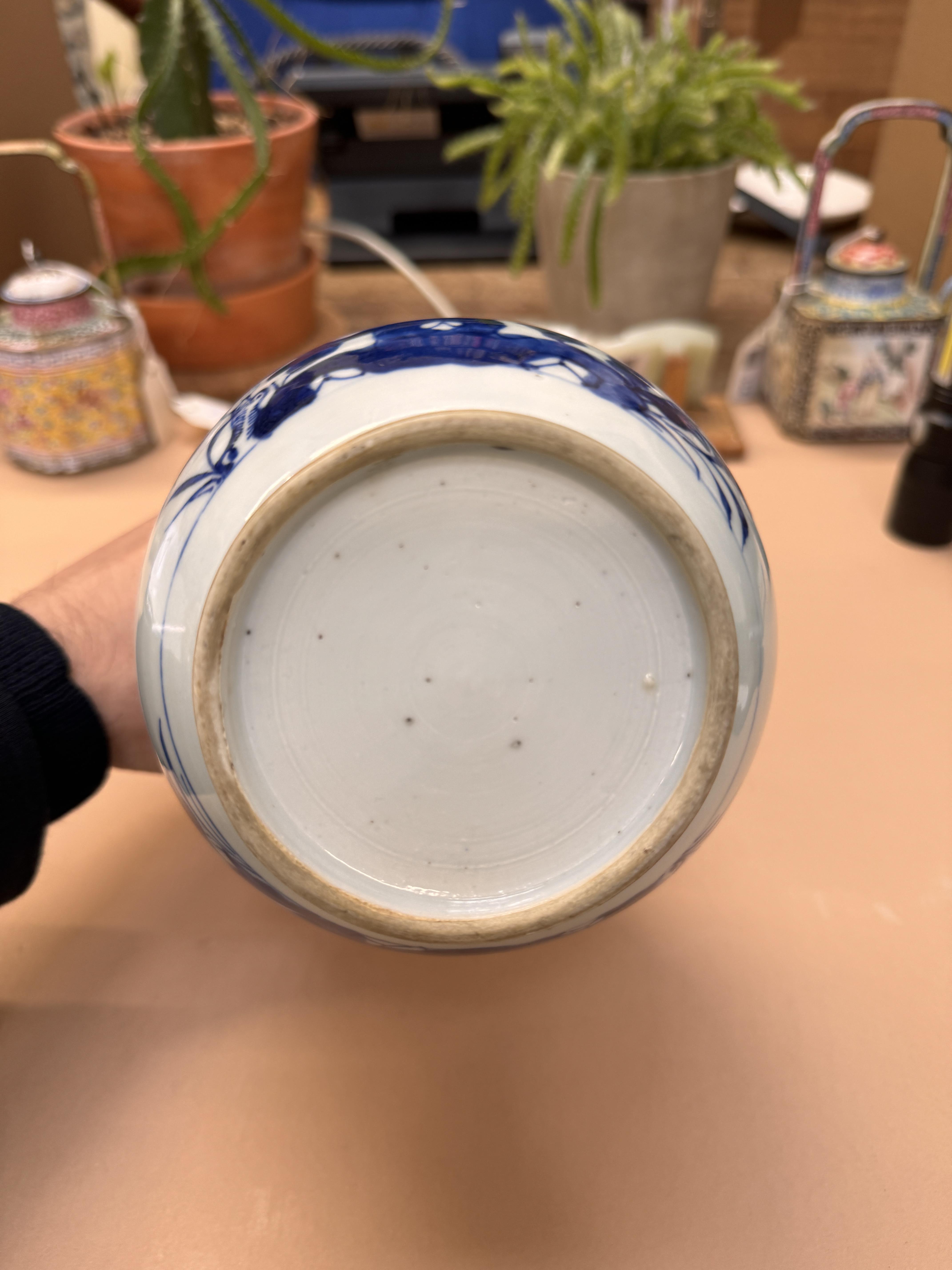 A CHINESE BLUE AND WHITE BOTTLE VASE 清十八世紀 青花花卉紋瓶 - Image 3 of 13