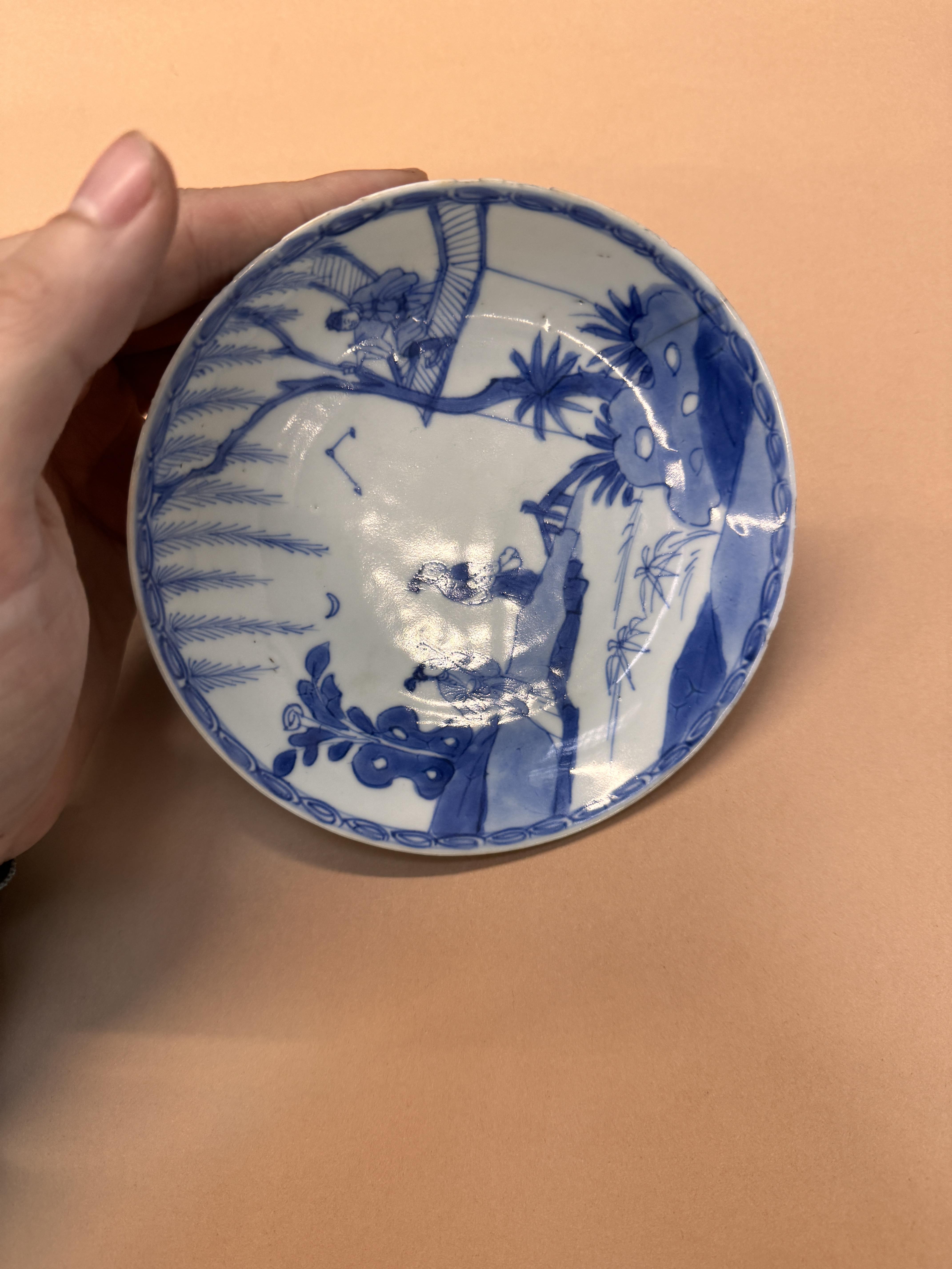 A CHINESE BLUE AND WHITE 'ROMANCE OF THE WESTERN CHAMBER' DISH 清康熙 青花繪西廂記人物故事圖盤 - Image 8 of 9
