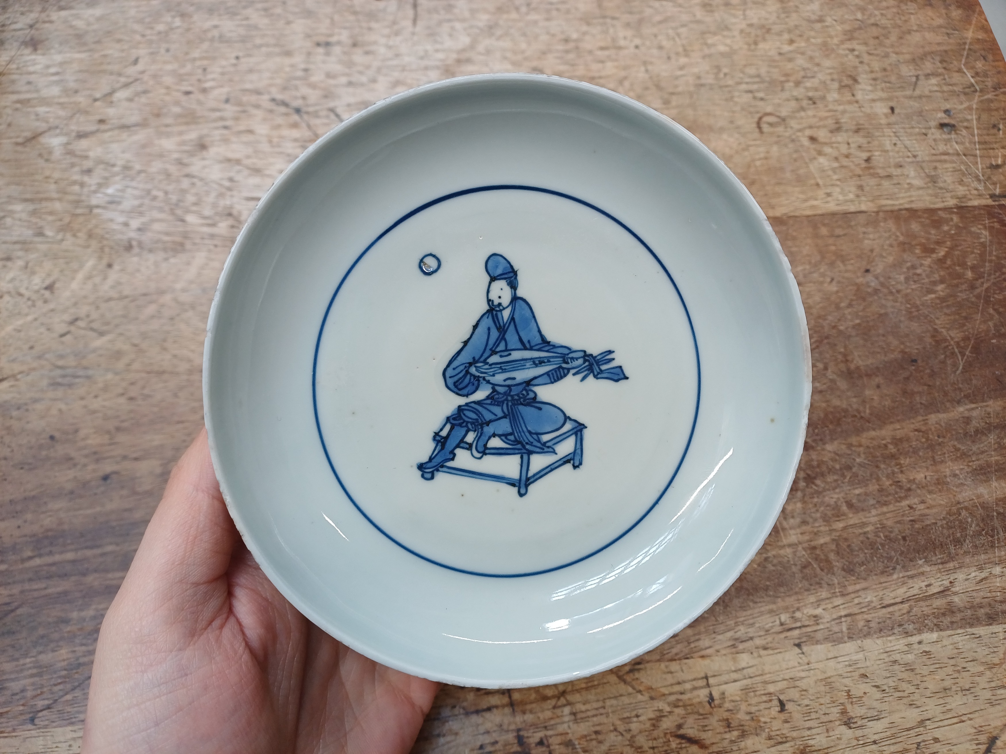A CHINESE BLUE AND WHITE 'MUSICIAN' DISH 晚明或過渡期 青花樂人盤 - Image 3 of 14