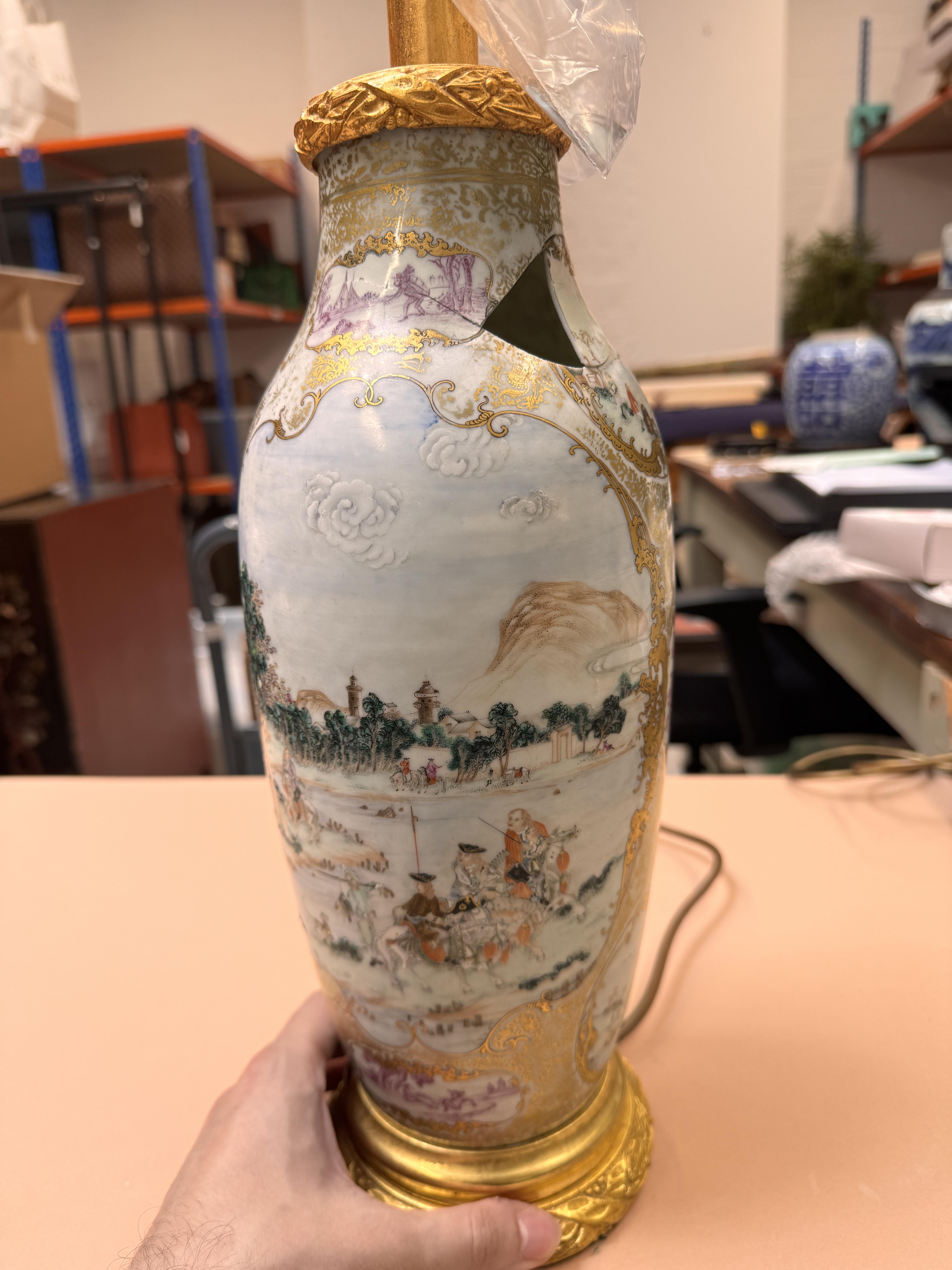 A FINE PAIR OF CHINESE EXPORT 'EUROPEAN HUNTING SCENE' VASES 清雍正或乾隆 外銷粉彩西洋人物巡狩圖瓶一對 - Image 38 of 39