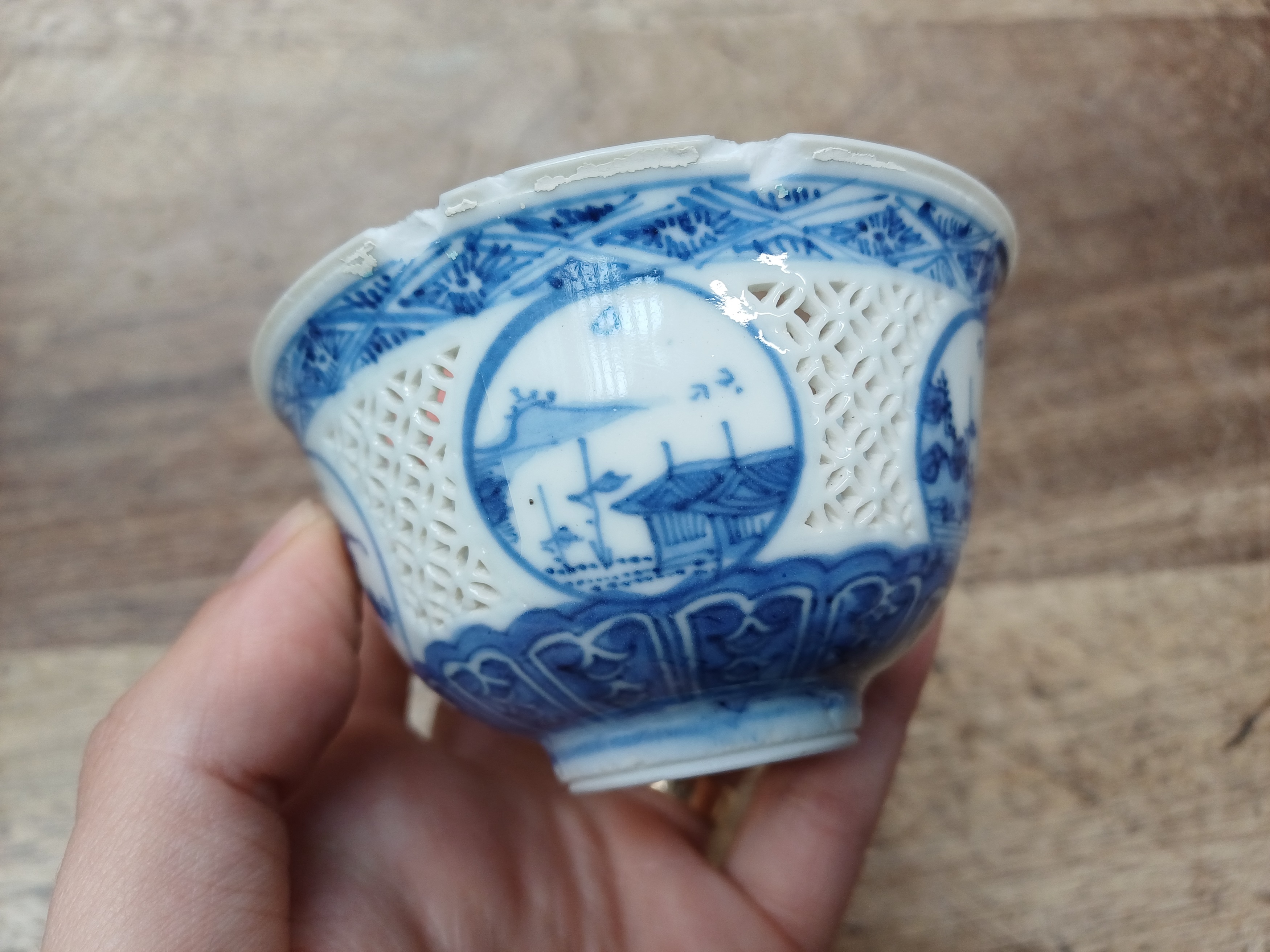 A CHINESE RETICULATED BLUE AND WHITE 'LINGLONG' TEA BOWL AND THREE EXPORT CERAMICS 清 崇禎至十八世紀 青花玲瓏盌及外 - Image 6 of 21