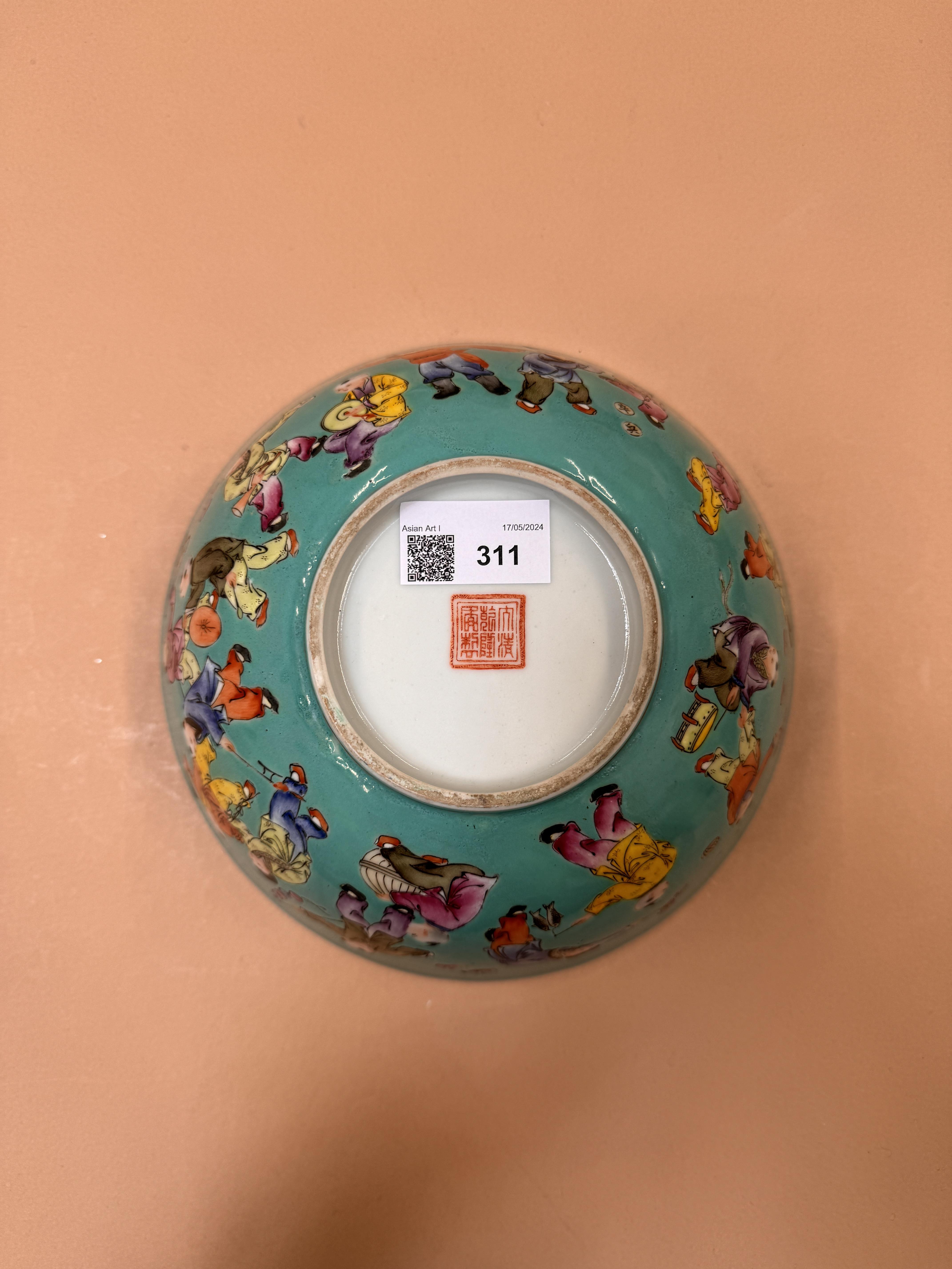 A CHINESE FAMILLE-ROSE TURQUOISE-GROUND BOWL 民國時期 粉彩松石綠地嬰戲圖盌 《大清乾隆年製》款 - Image 13 of 21