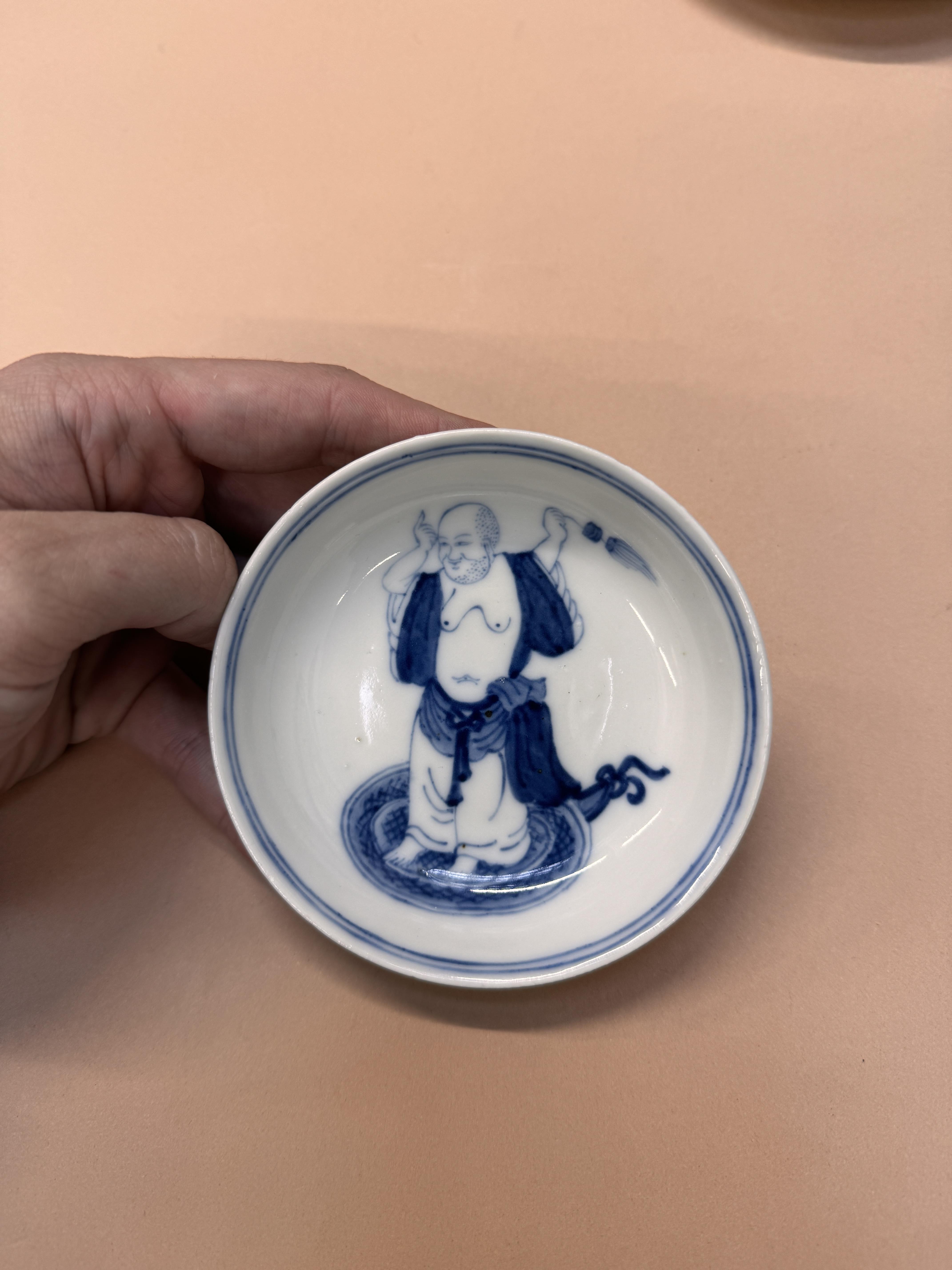 A CHINESE BLUE AND WHITE 'MONK' DISH 清康熙 青花人物圖紋盤 - Image 5 of 9