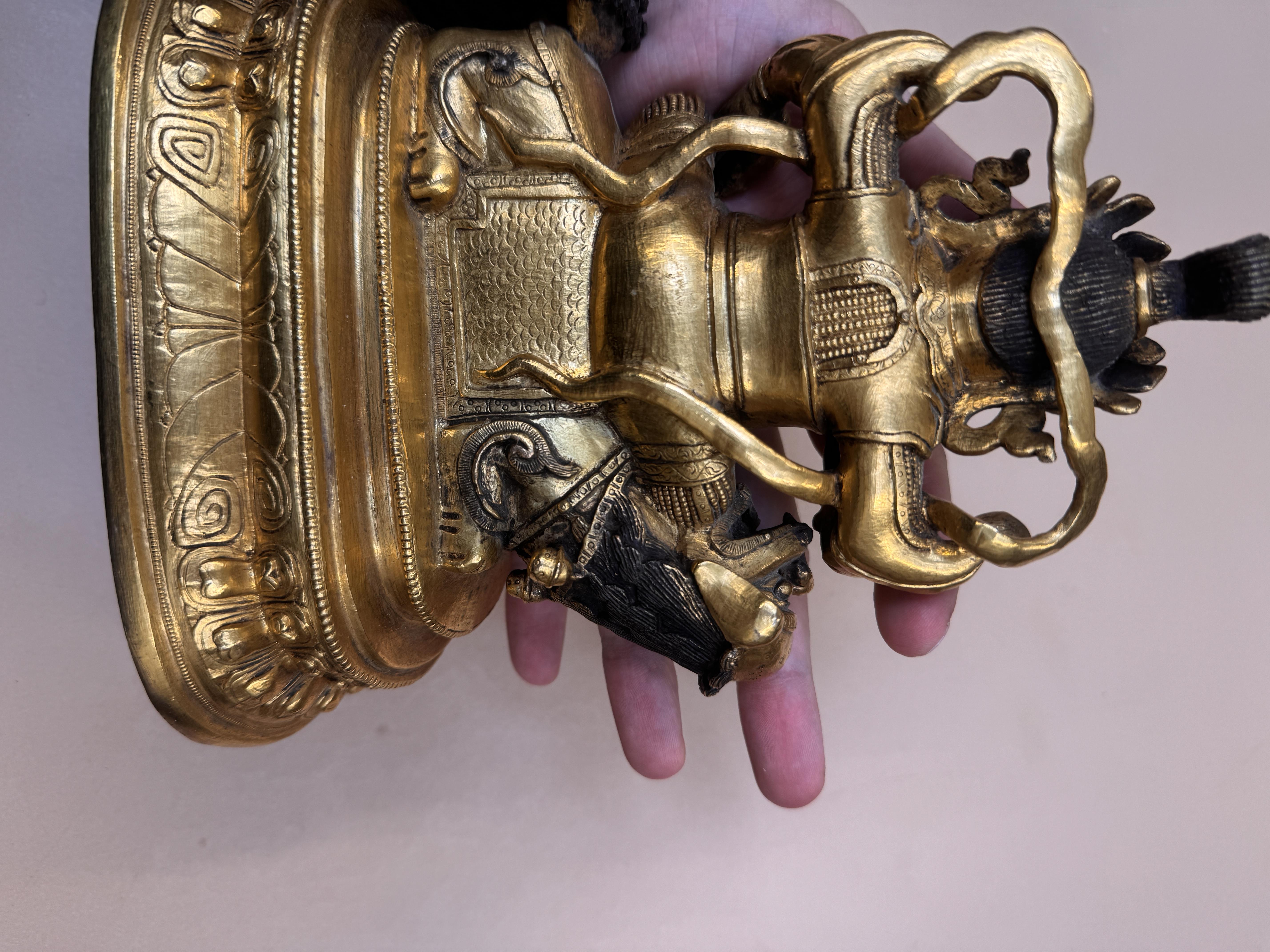 A SINO-TIBETAN GILT-BRONZE FIGURE OF VAISHRAVANA 十九世紀或後期 銅鎏金多聞天王像 - Image 9 of 22