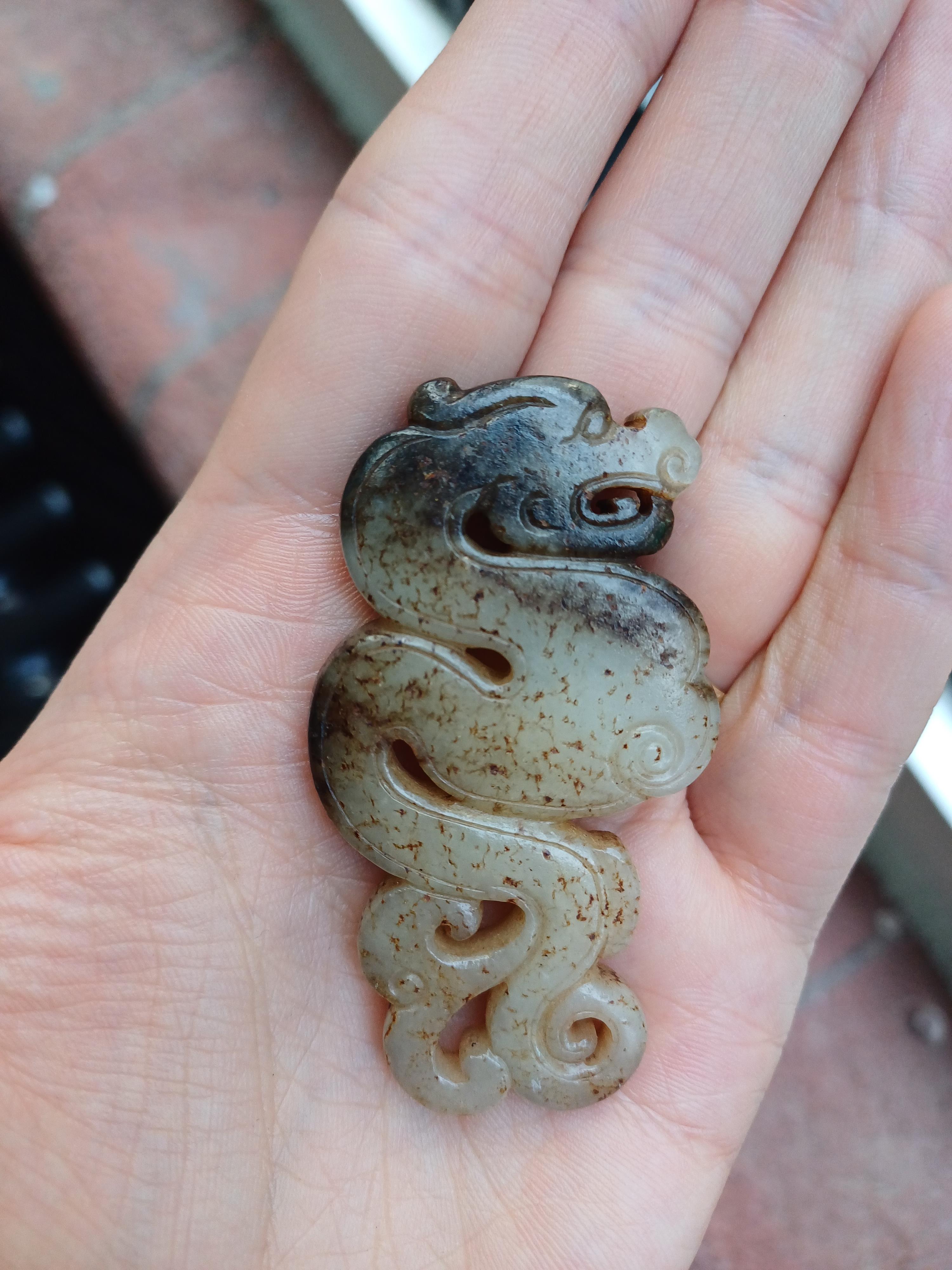 A CHINESE GREY AND BLACK ARCHAISTIC JADE 'DRAGON' PENDANT 明 灰玉龍珮 - Image 4 of 7