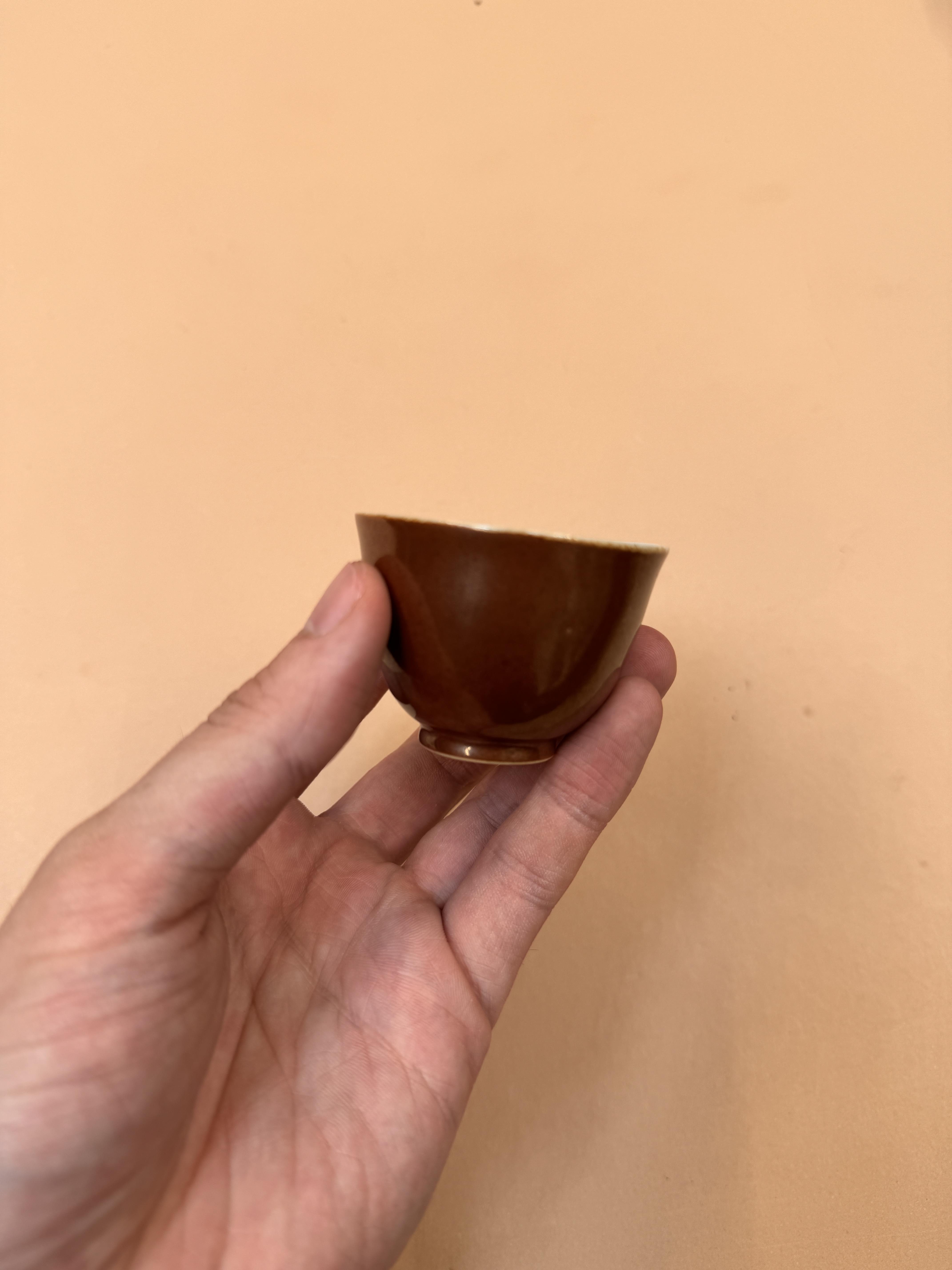 A RARE CHINESE MONOCHROME BROWN-GLAZED WINE CUP 清乾隆 醬釉盃 《大清乾隆年製》款 - Image 21 of 23