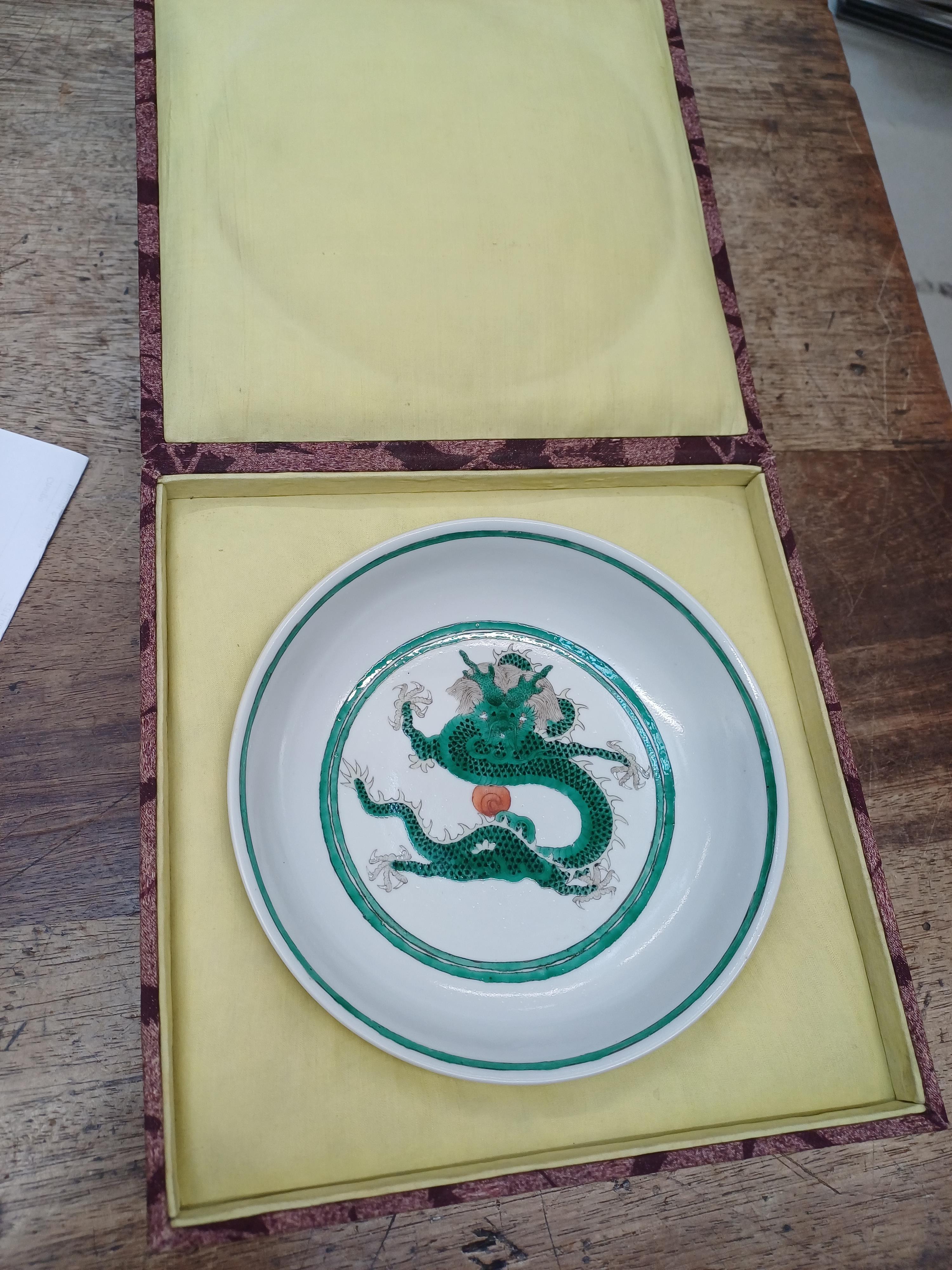 A CHINESE GREEN-ENAMELLED 'DRAGONS' DISH 清同治 綠彩龍紋盤 《大清同治年製》款 - Image 4 of 18
