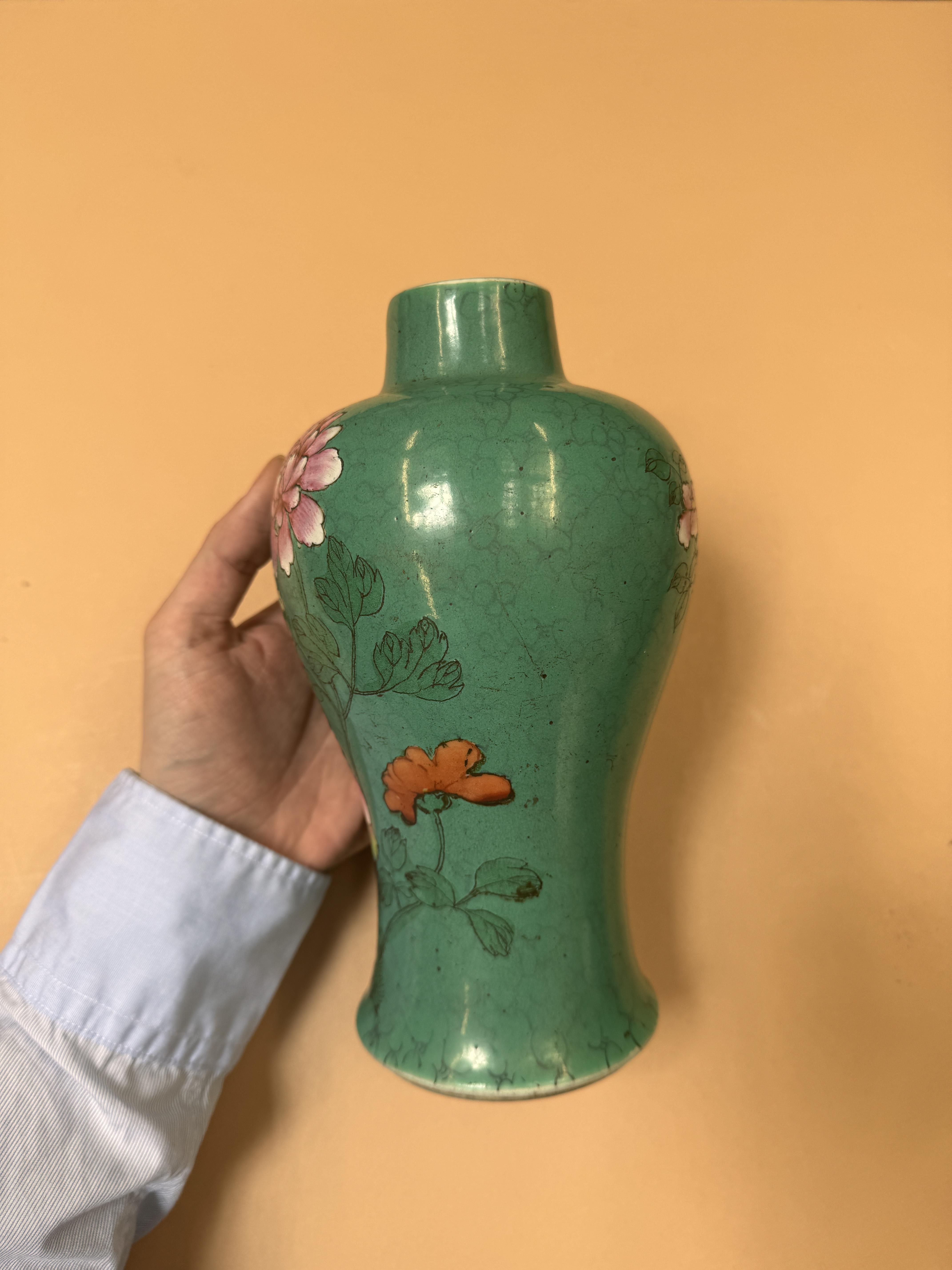 A CHINESE FAMILLE-ROSE 'PHOENIX' VASE FOR THE STRAITS OR PERANAKAN MARKET 清十八世紀 粉彩松石綠地穿花鳳紋瓶 - Image 10 of 11
