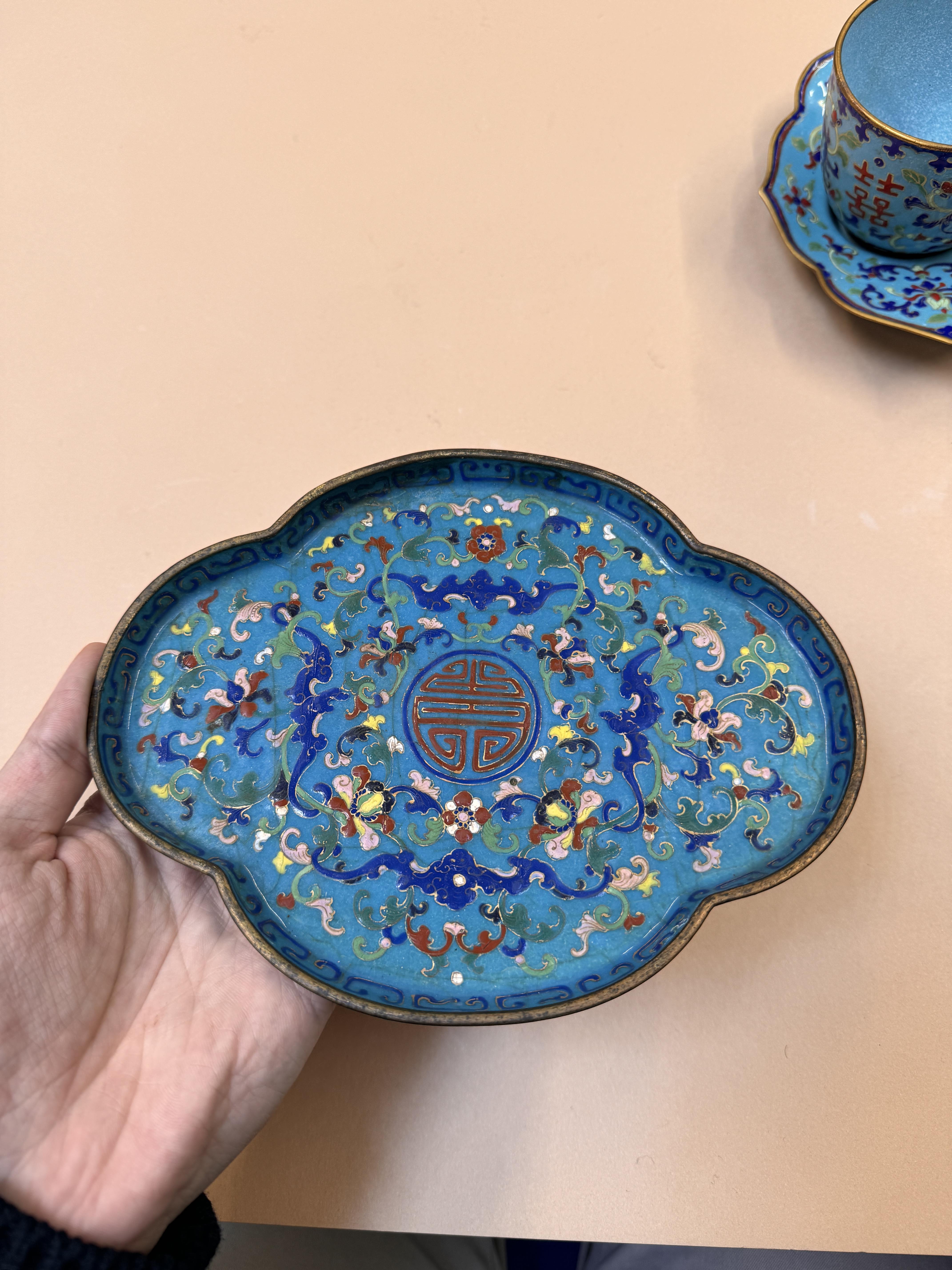 A CHINESE CANTON ENAMEL CUP, STAND AND DISH 清十九世紀 廣東銅胎畫琺瑯「壽」盤及「囍」盃及盤 - Image 4 of 31