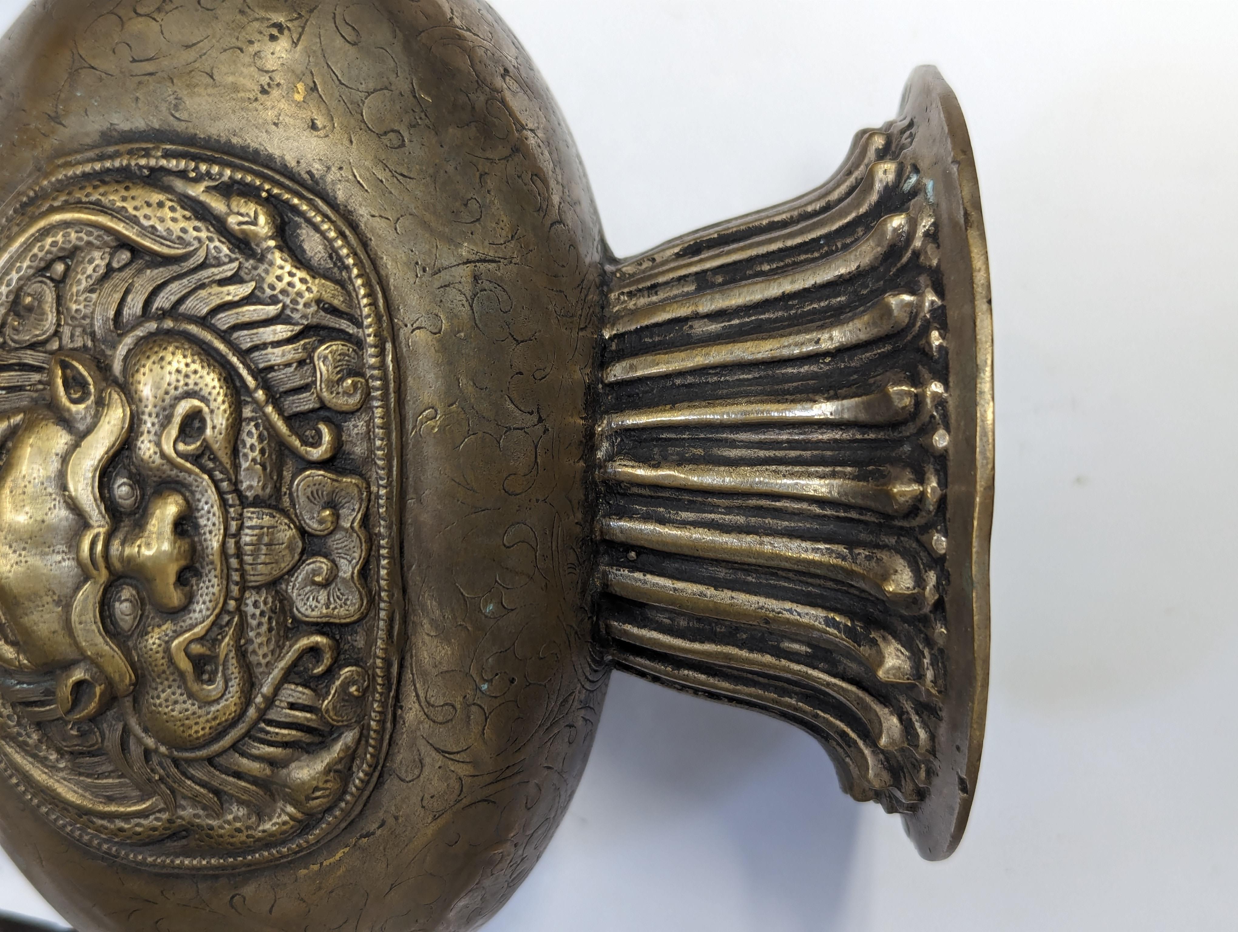 A TIBETAN BRONZE EWER AND COVER 十九世紀 銅執壺 - Image 9 of 16