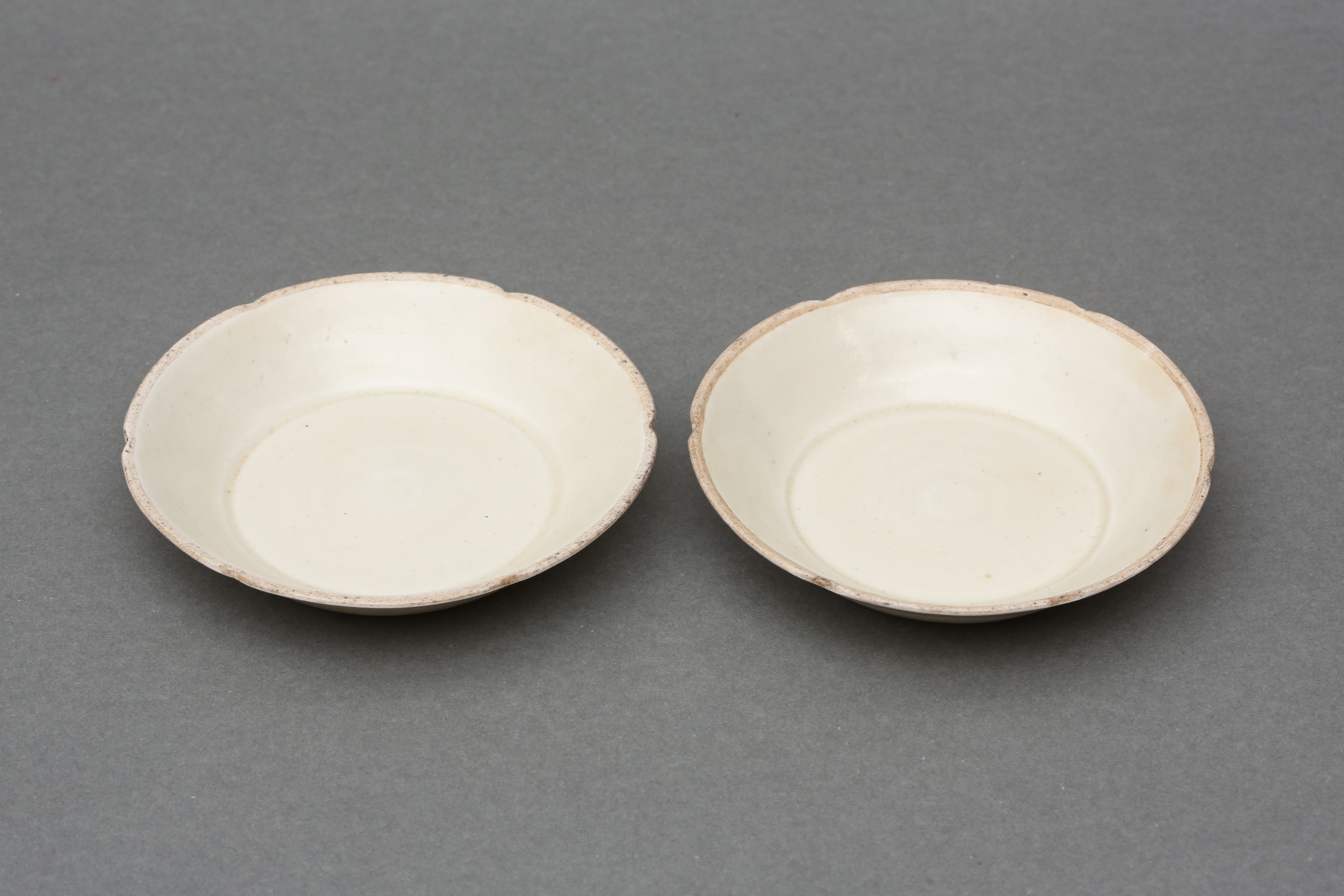 A SMALL PAIR OF CHINESE DING-TYPE FOLIATE DISHES 北宋至金 仿定窰花口盌一對 - Image 3 of 16